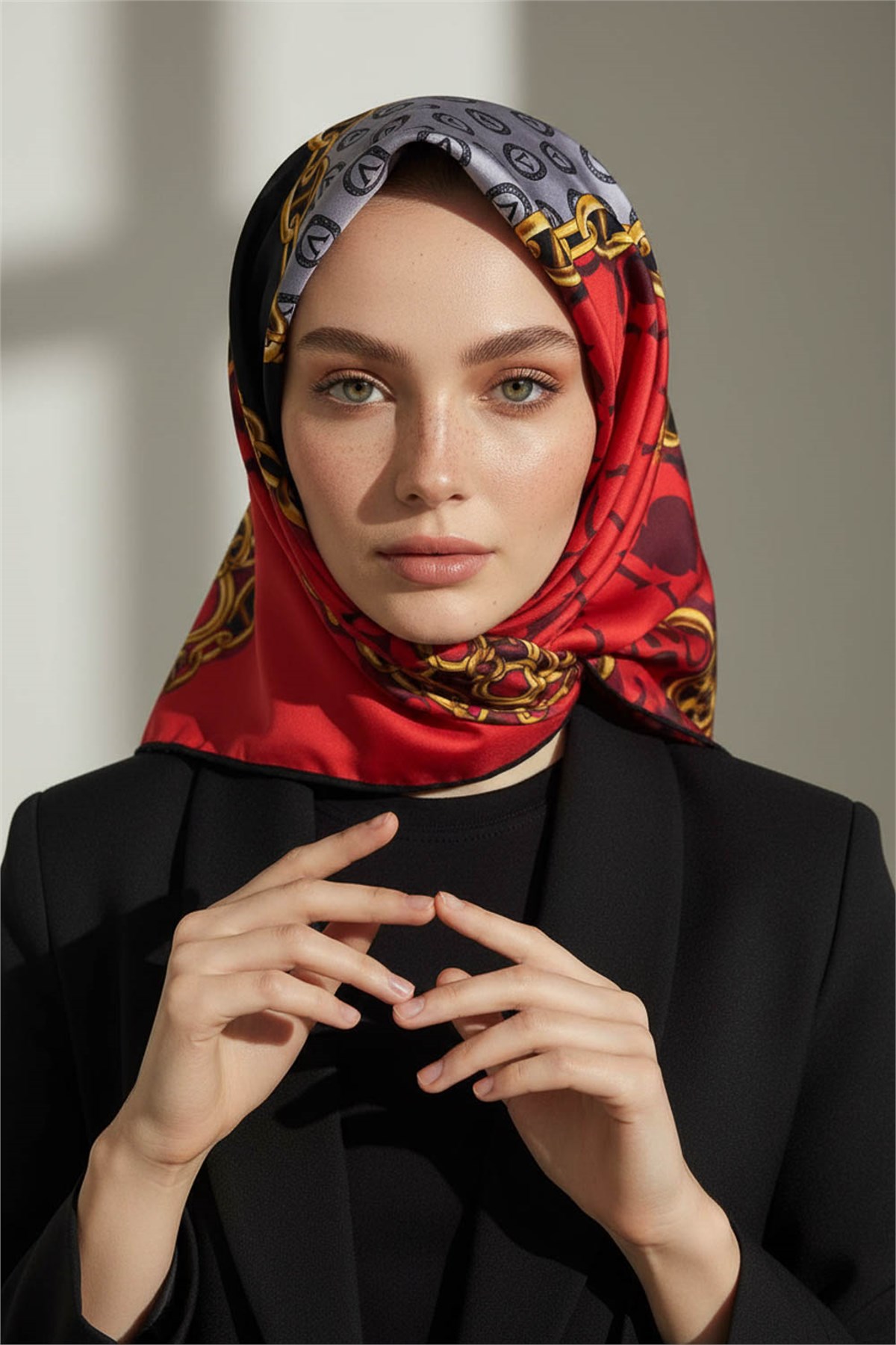 %100 Twill İpek Monogram Ve Zincir Desenli Kırmızı - Gri Renkli 90x90 Eşarp Dikim Şekli : El Dikişi