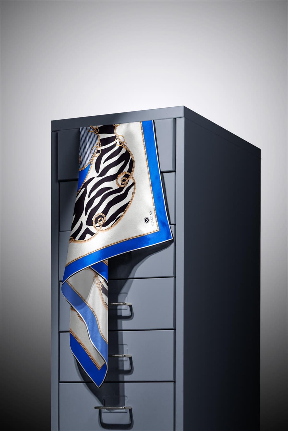 %100 Twill İpek Zincirli Ve Zebra Desenli Saks - Lacivert Renkli 90x90 Eşarp Dikim Şekli : El Dikişi