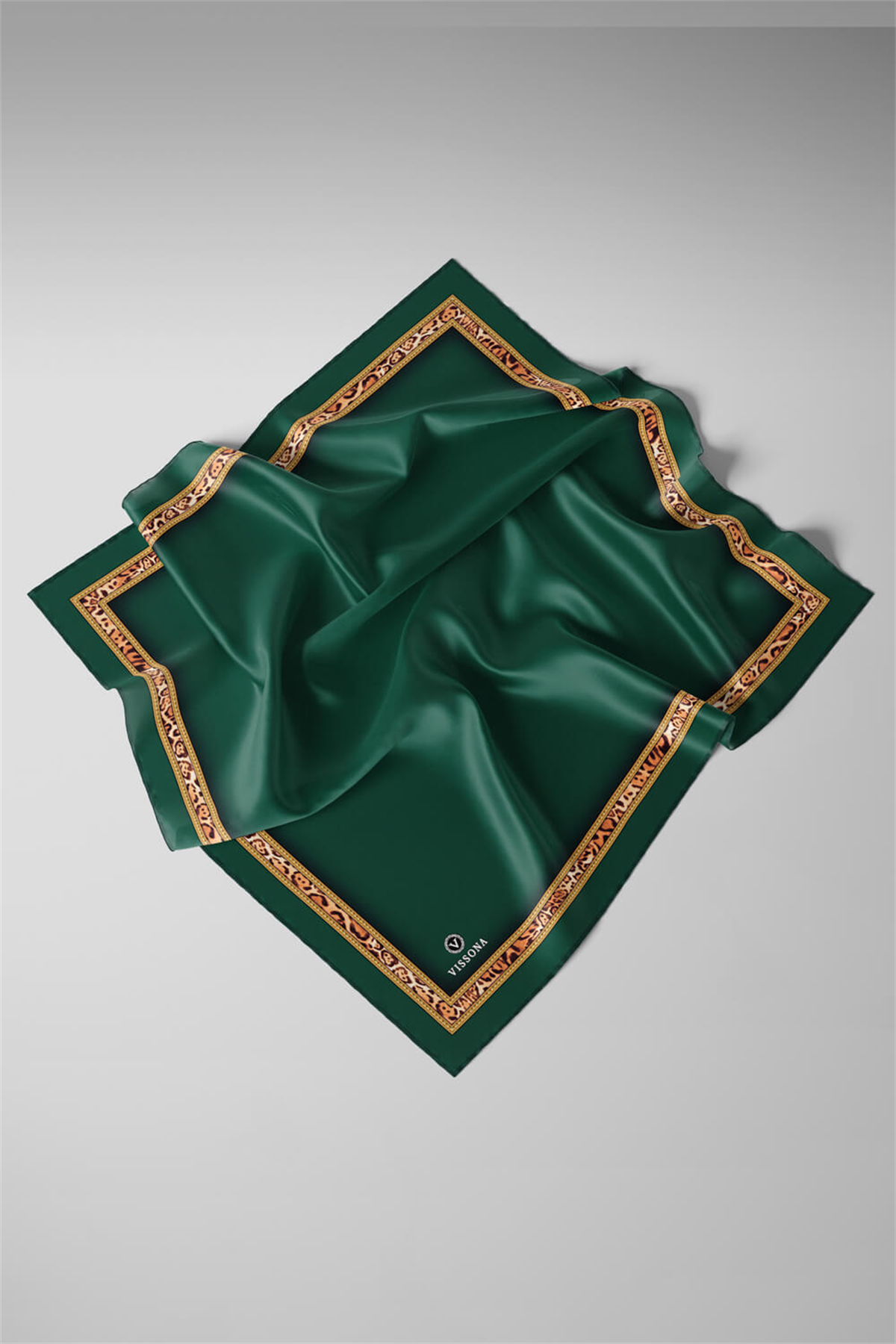 %100 Twill İpek Bordürü Leoparlı Düz Desenli Zümrüt Yeşili - Gold Renkli 90x90 Eşarp Dikim Şekli : El Dikişi