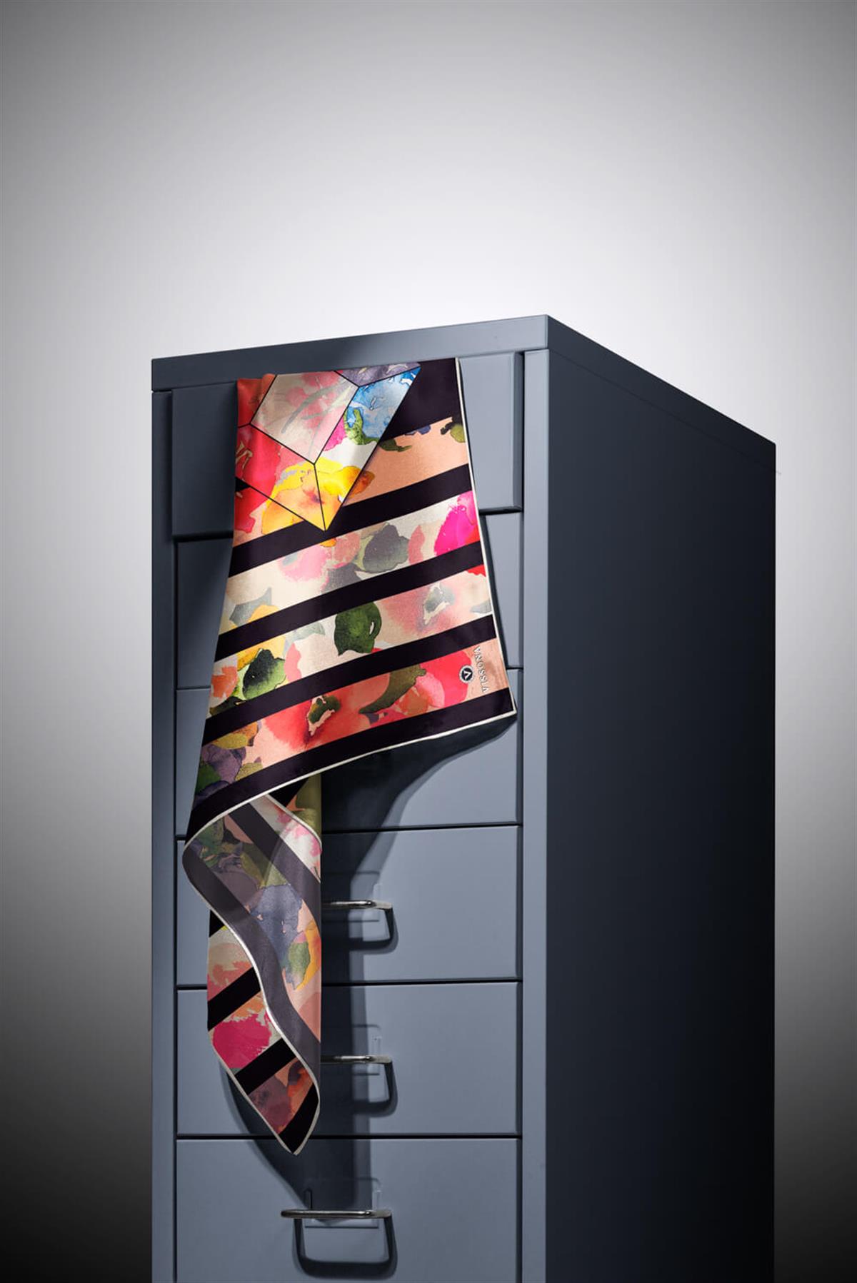 %100 Twill İpek Bahar Çiçekleri Desenli Siyah - Kırmızı Renkli 90x90 Eşarp Kenar Dikiş Şekli El Dikişli