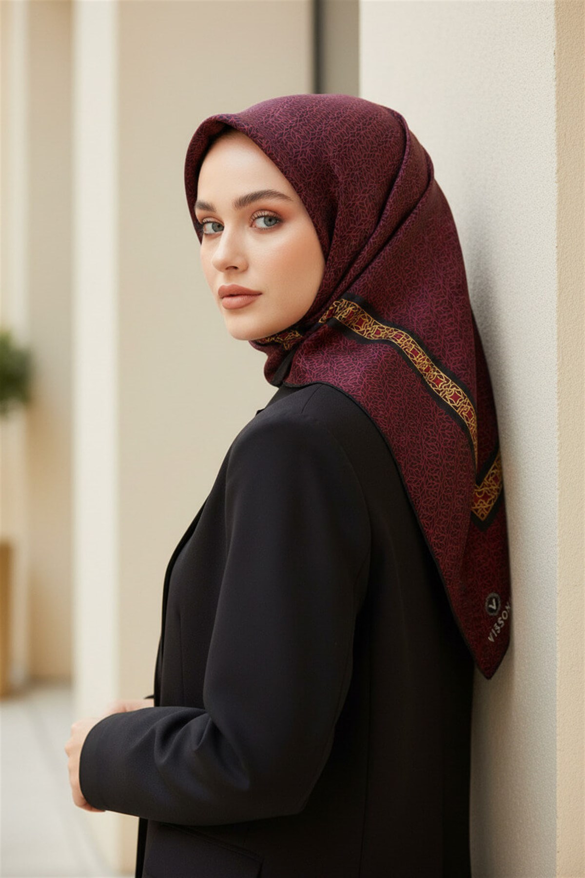% 57 İPEK % 43 VİSKON Twill İpek Geometrik Desenli Bordo - Siyah Renkli 90x90 Eşarp Dikim Şekli : El Dikişi
