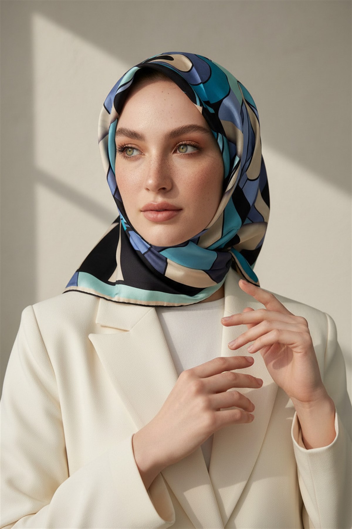 % 57 İPEK % 43 VİSKON Twill İpek Geometrik Desenli Bebe Mavisi - İndigo Renkli 90x90 Dikim Şekli : El Dikişi Eşarp