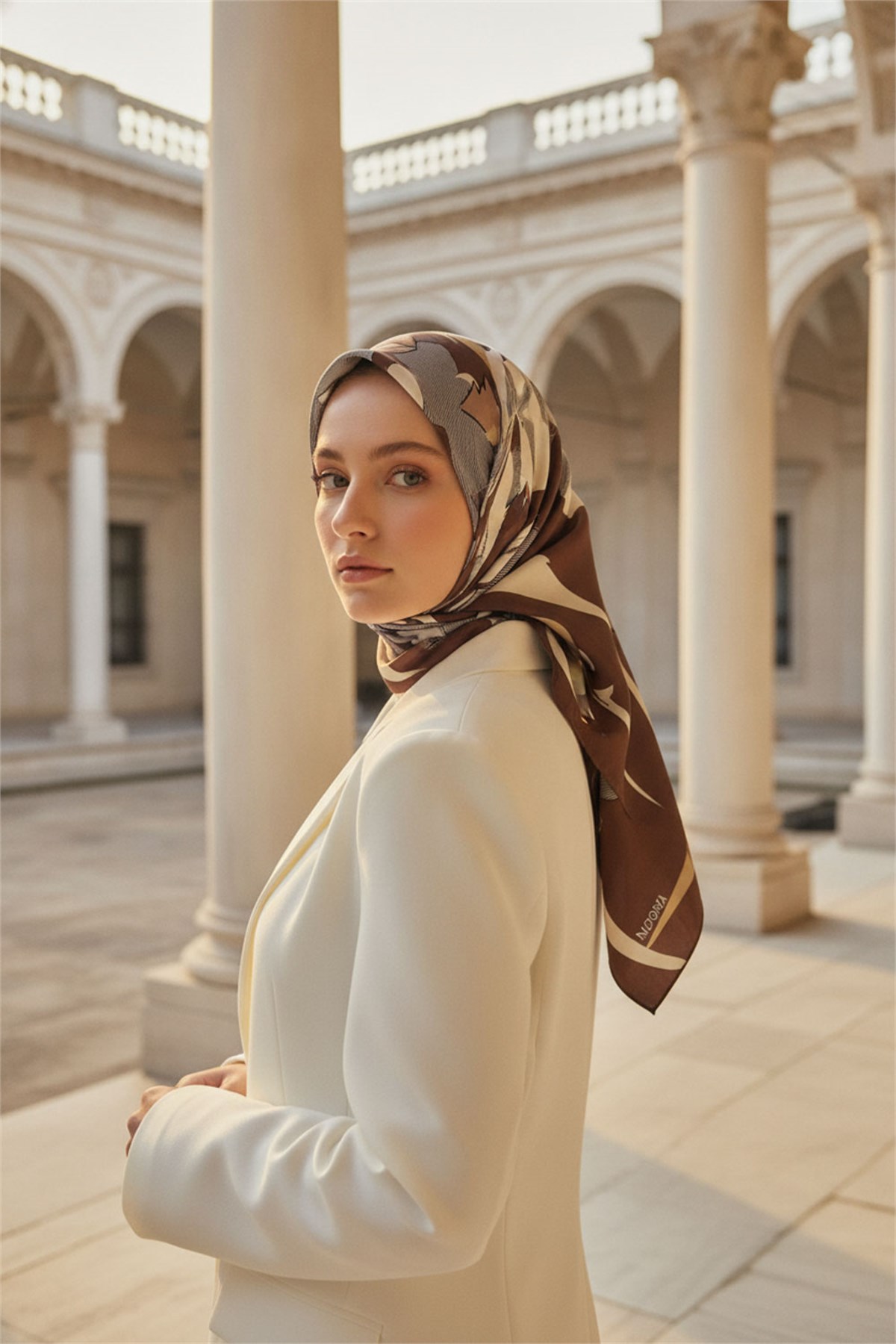%100 Twill İpek Çiçek Desenli Kahverengi Renkli 90x90 Eşarp Dikim Şekli : El Dikişi
