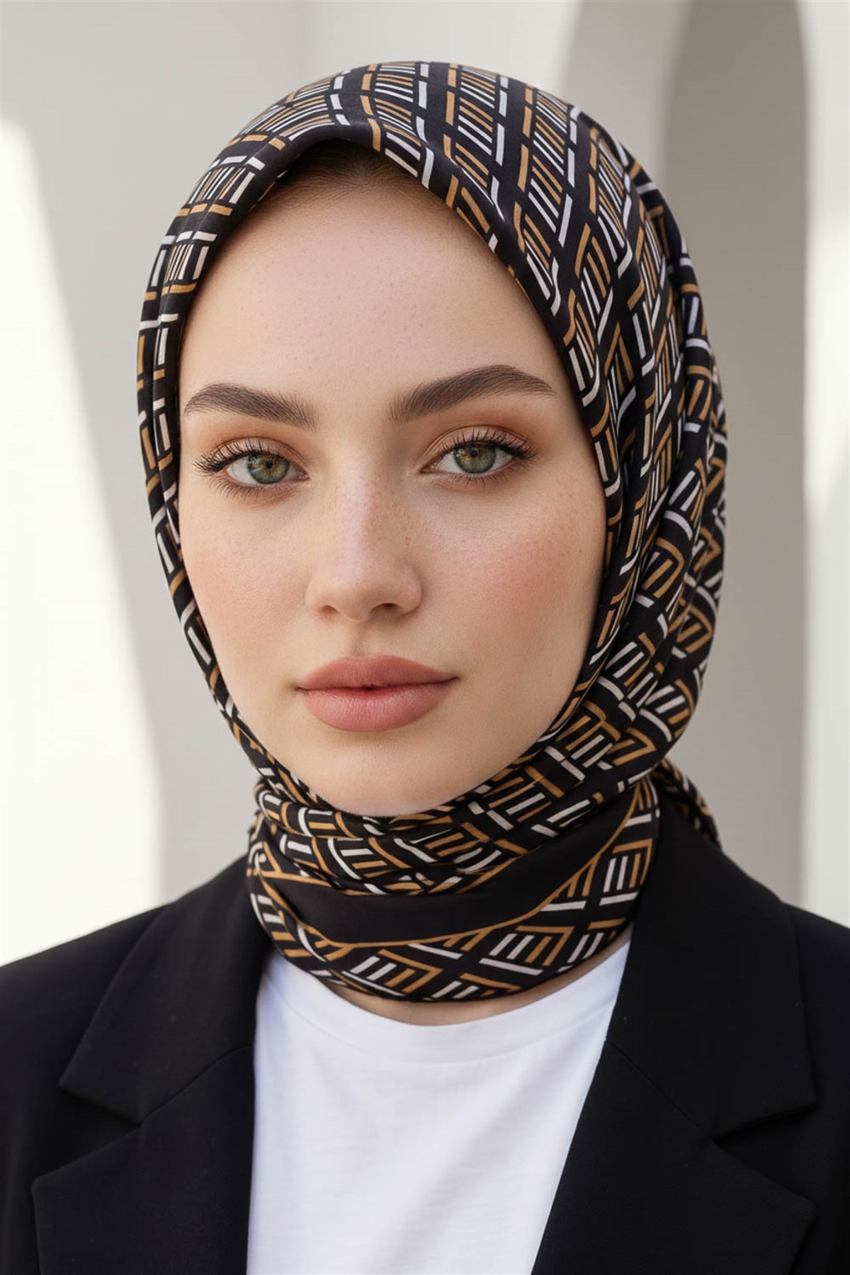 %100 Twill İpek Geometrik Desenli Siyah - Gold Renkli 90x90 Eşarp Dikim Şekli : El Dikişi