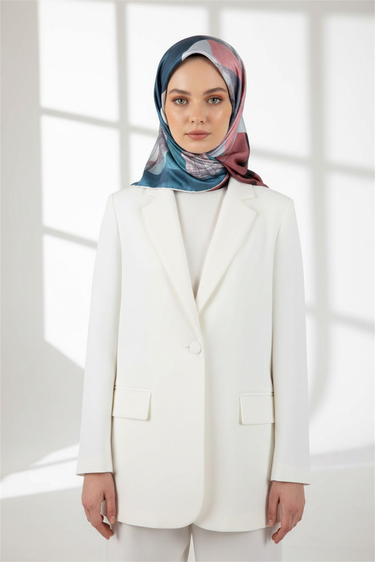 Twill Geometrik Desenli Pudra Renkli 90x90 Eşarp (İpek İçermez) Kenar Dikiş Şekli El Dikişli