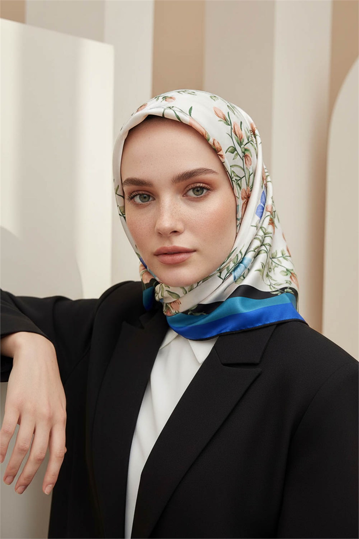 Rayon Çiçek Desenli İndigo Renkli 90x90 Eşarp (İpek İçermez) Dikim Şekli : El Dikişi