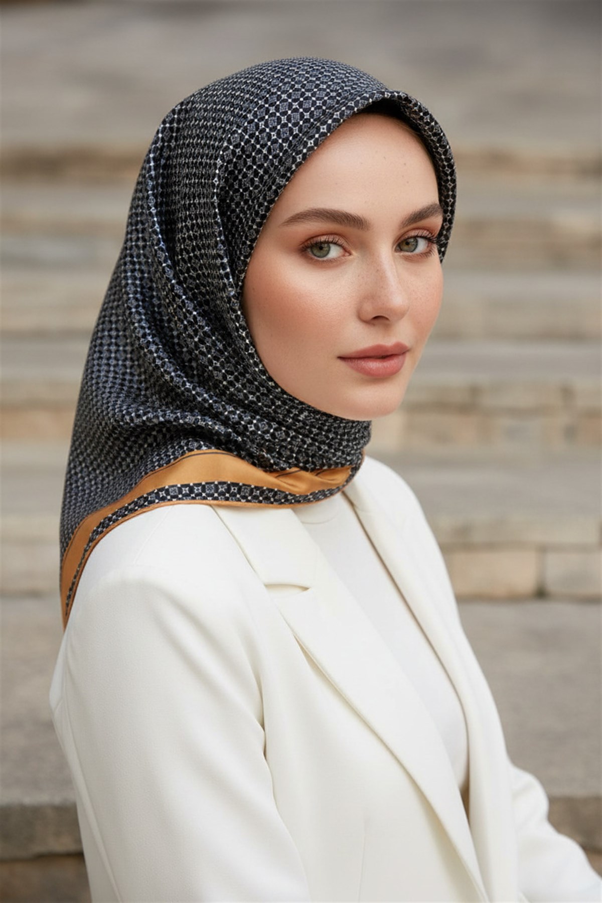 %100 Twill İpek Minik Motif Desenli Siyah - Gold Renkli 90x90 Eşarp Dikim Şekli : El Dikişi
