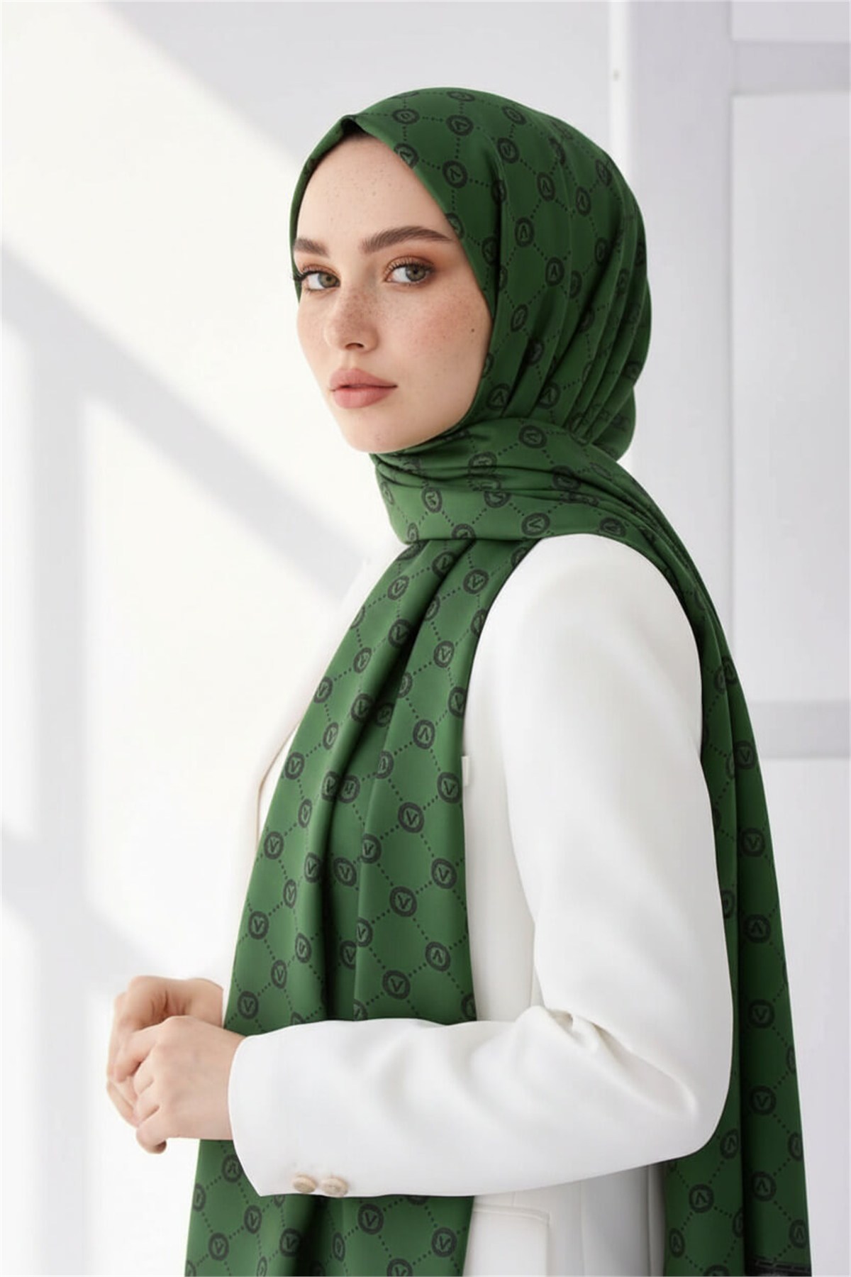 %100 Saf İpek Şal İnce Saten Vual Dokuma V Logo Desenli Zümrüt Yeşili Renkli 90x210 Şal