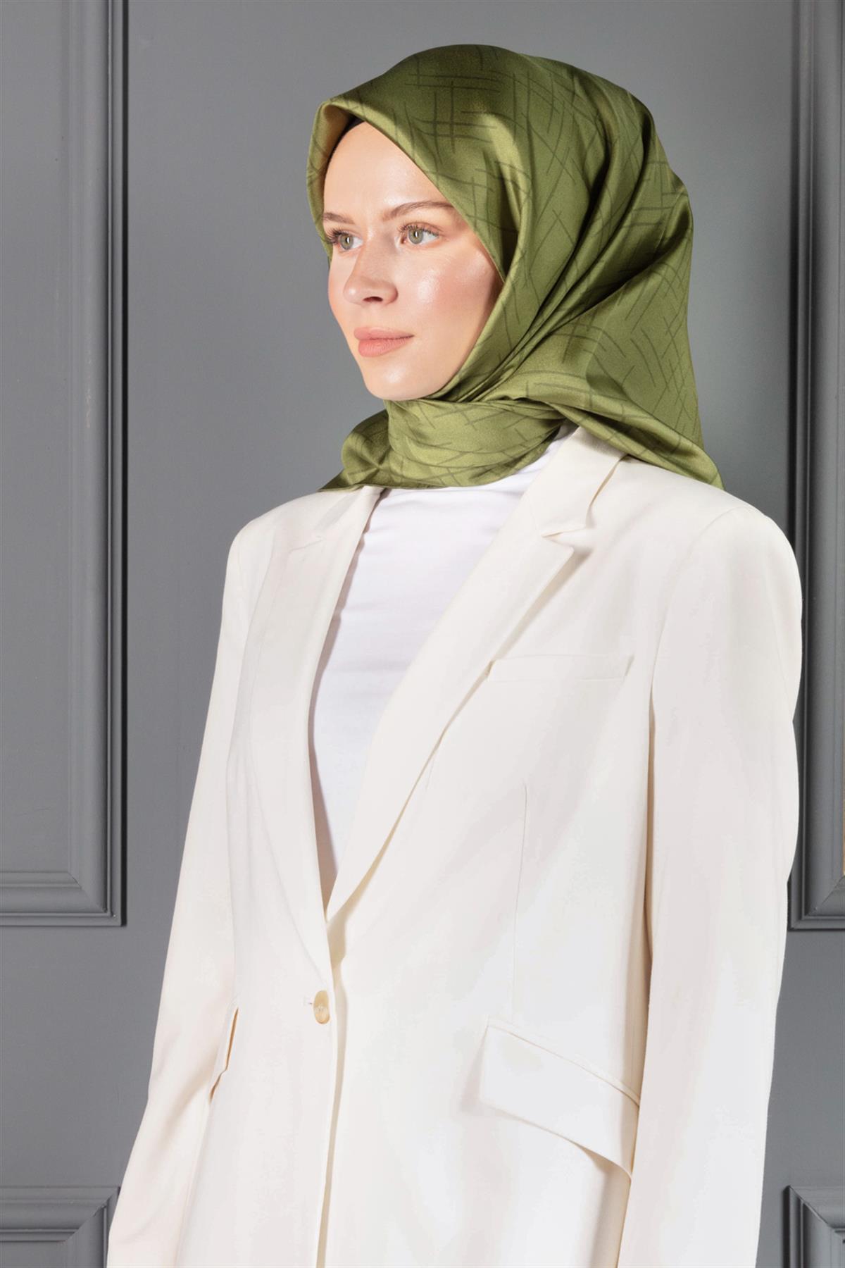 %100 Twill İpek Çizgi Desenli Fıstık Yeşili Renkli 90x90 Eşarp Dikim Şekli : El Dikişi