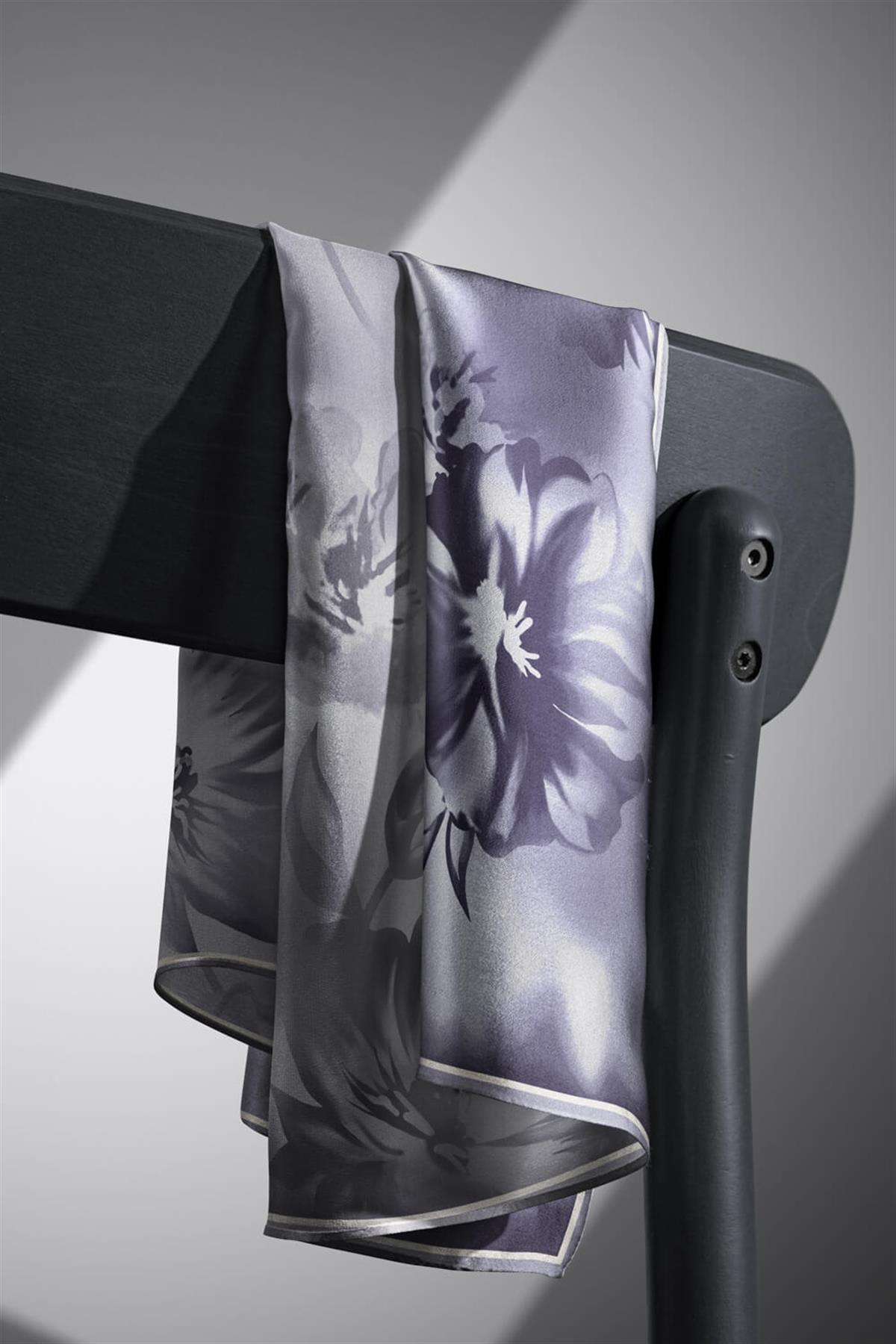 % 57 İPEK % 43 VİSKON Twill İpek Çiçek Desenli Gümüş Renkli 90x90 Dikim Şekli : El Dikişi Eşarp