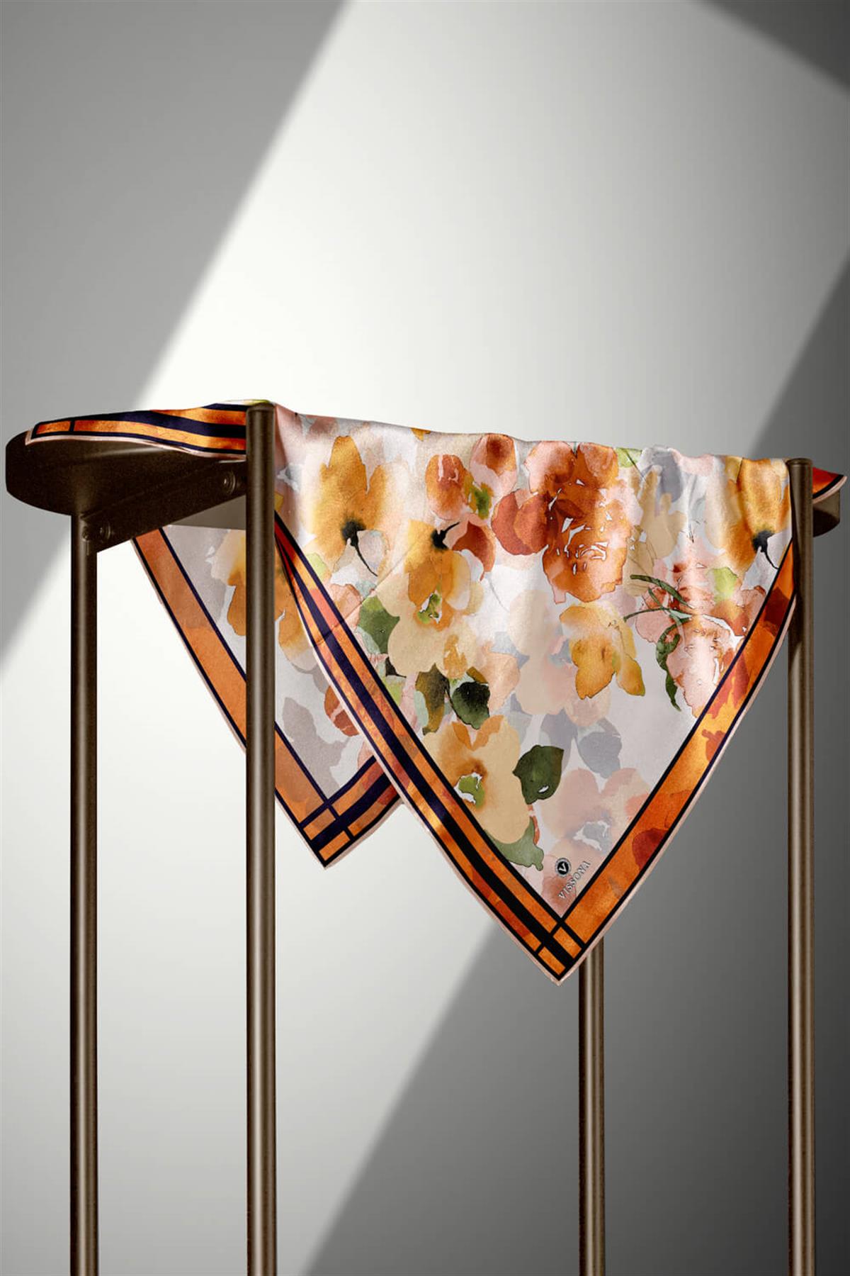 %100 Twill İpek Sulu Boyalı Çiçek Desenli Turuncu - Gold Renkli 90x90 Eşarp Dikim Şekli : El Dikişi