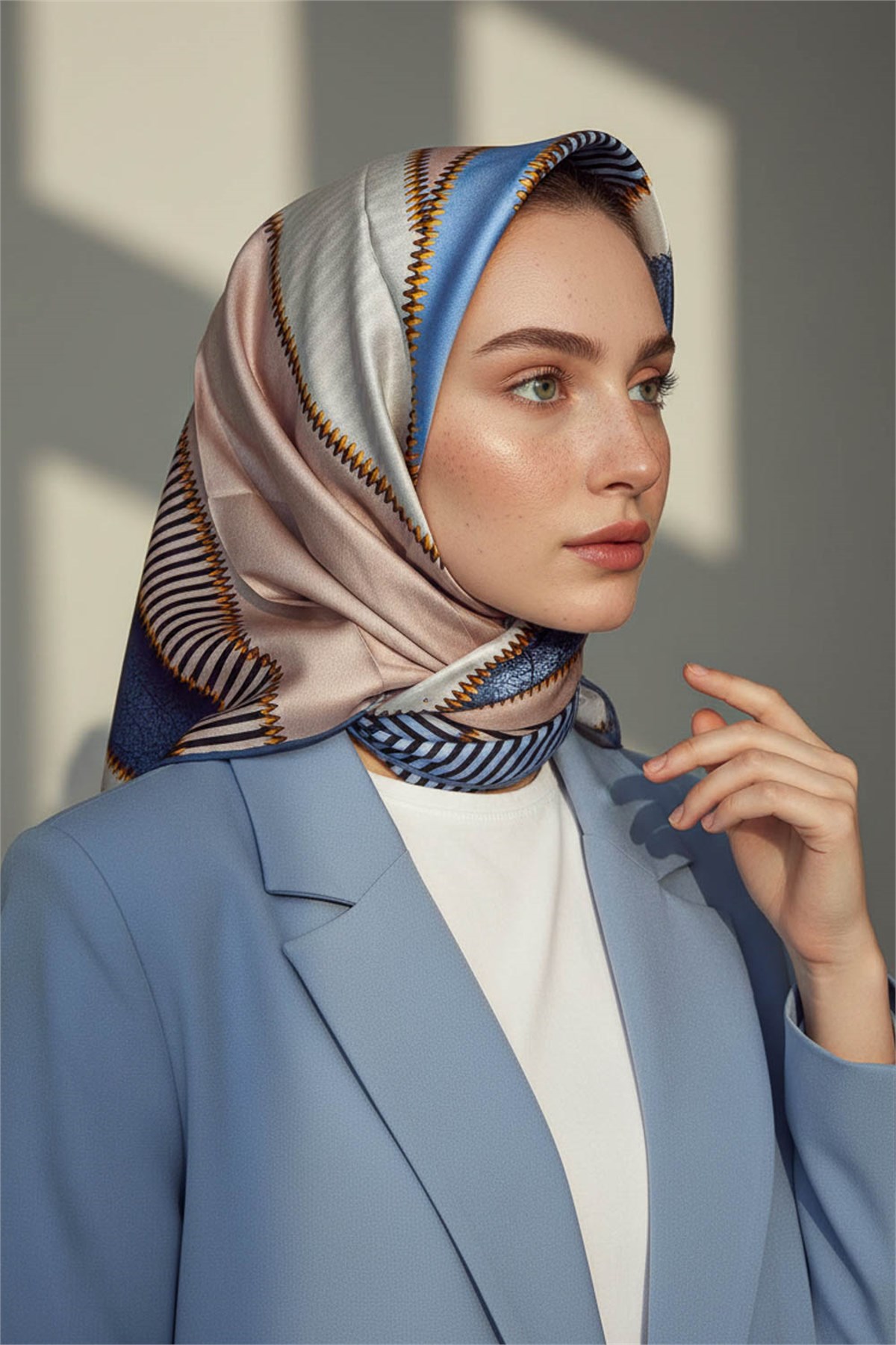 %100 Twill İpek Geometrik Desenli Bebe Mavisi - Siyah Renkli 90x90 Eşarp Dikim Şekli : El Dikişi