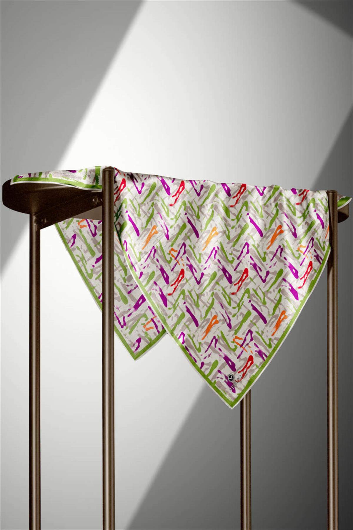 %100 Twill İpek Geometrik Desenli Fıstık Yeşili - Mürdüm Renkli 90x90 Eşarp Dikim Şekli : El Dikişi