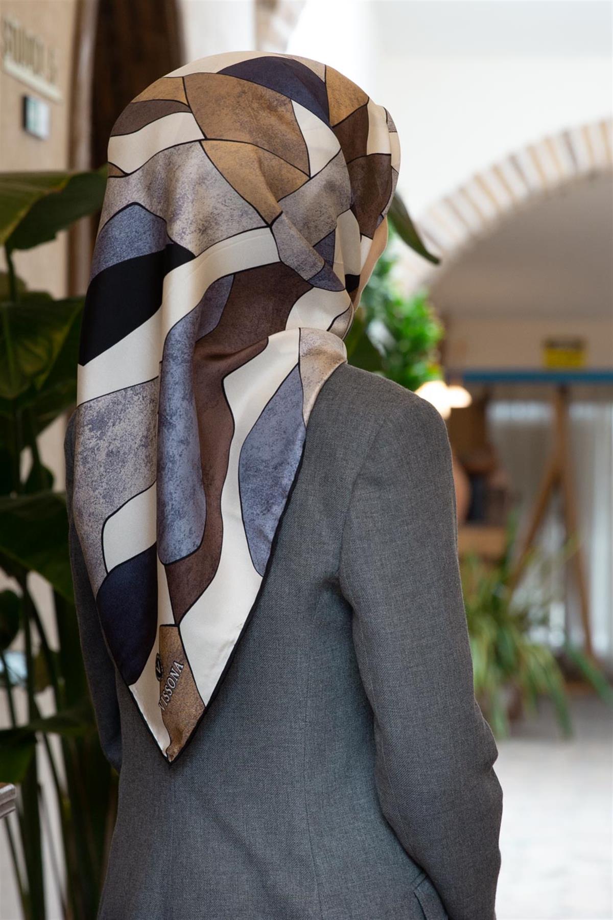 %100 Twill İpek Geometrik Desenli Bej - Gri Renkli 90x90 Eşarp Dikim Şekli : El Dikişi