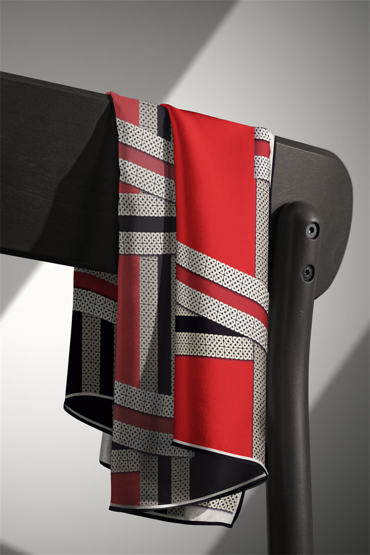 %100 Twill İpek Geometrik Desenli Siyah - Kırmızı Renkli 90x90 Eşarp Dikim Şekli : El Dikişi