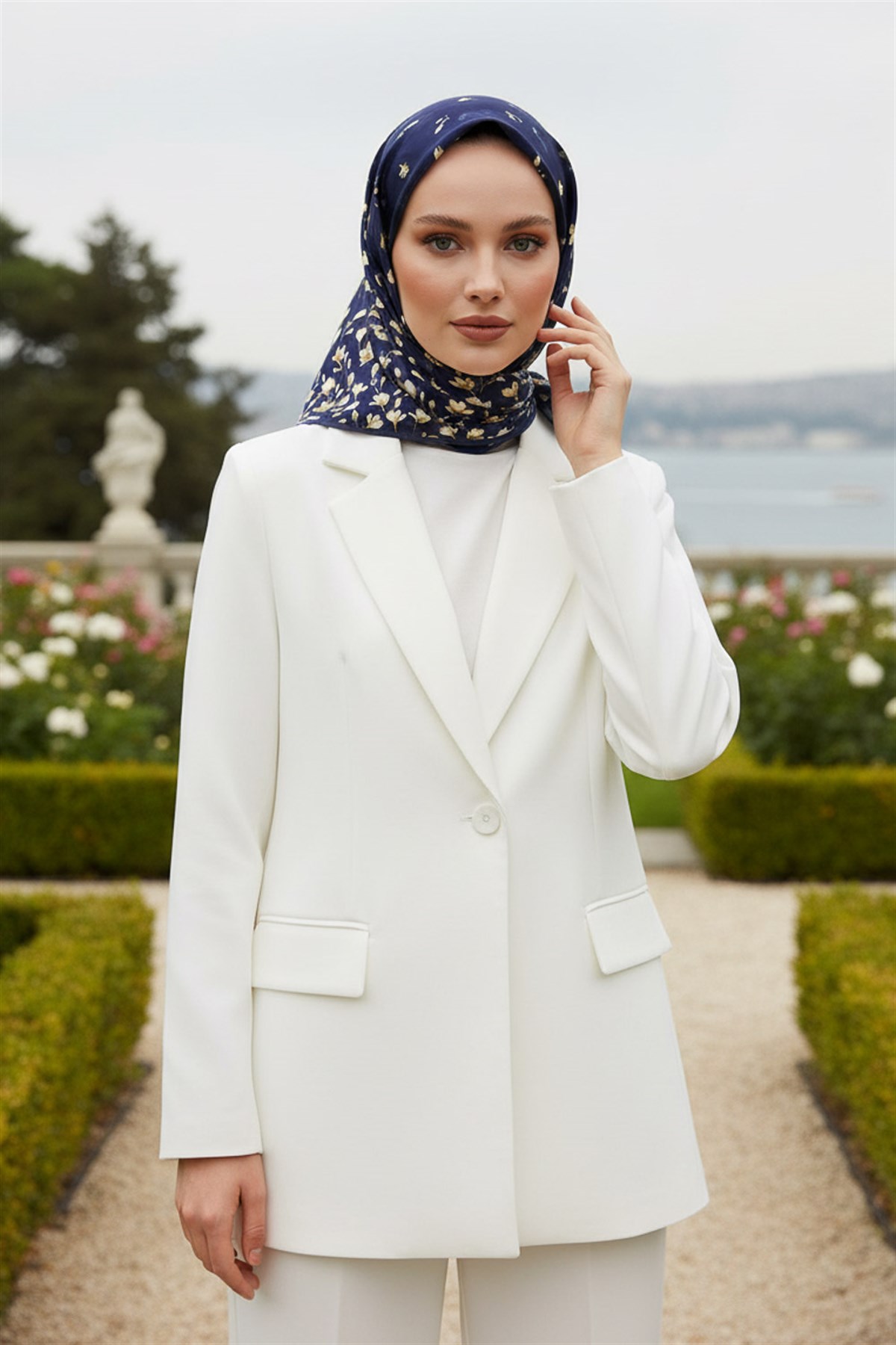 %100 Twill İpek Çiçek Desenli Lacivert Renkli 90x90 Eşarp Dikim Şekli : El Dikişi