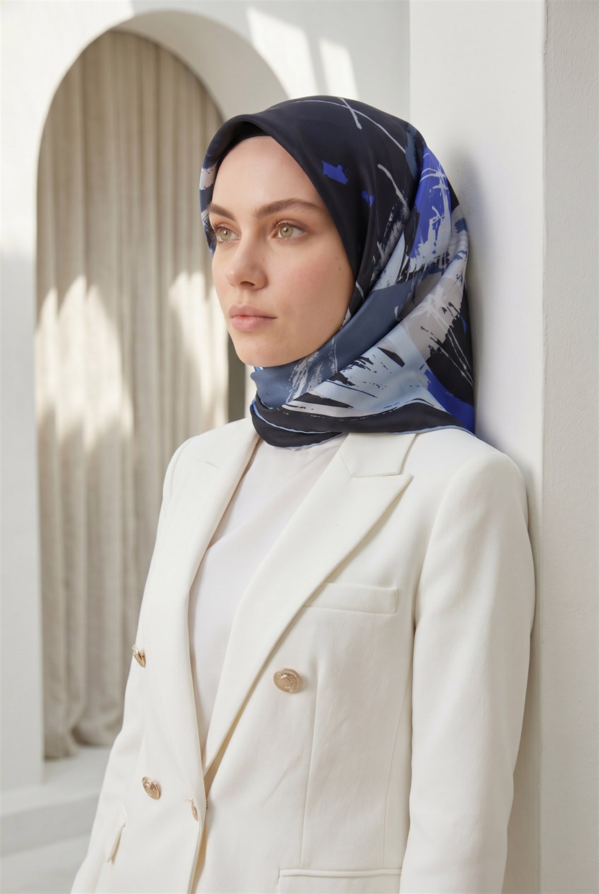 %100 Twill İpek Geometrik Desenli Lacivert - Bebe Mavisi Renkli 90x90 Eşarp Dikim Şekli : El Dikişi