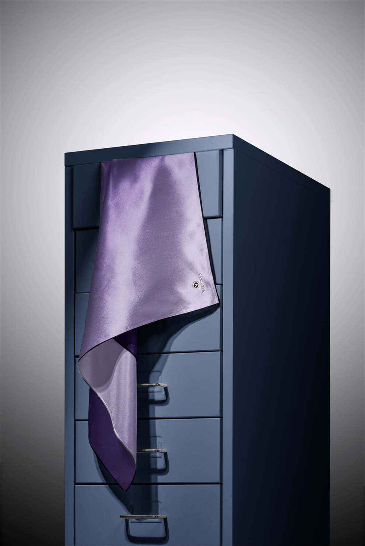 % 57 İPEK % 43 VİSKON Twill İpek Degrade Desenli Mor Renkli 90x90 Eşarp Dikim Şekli : El Dikişi