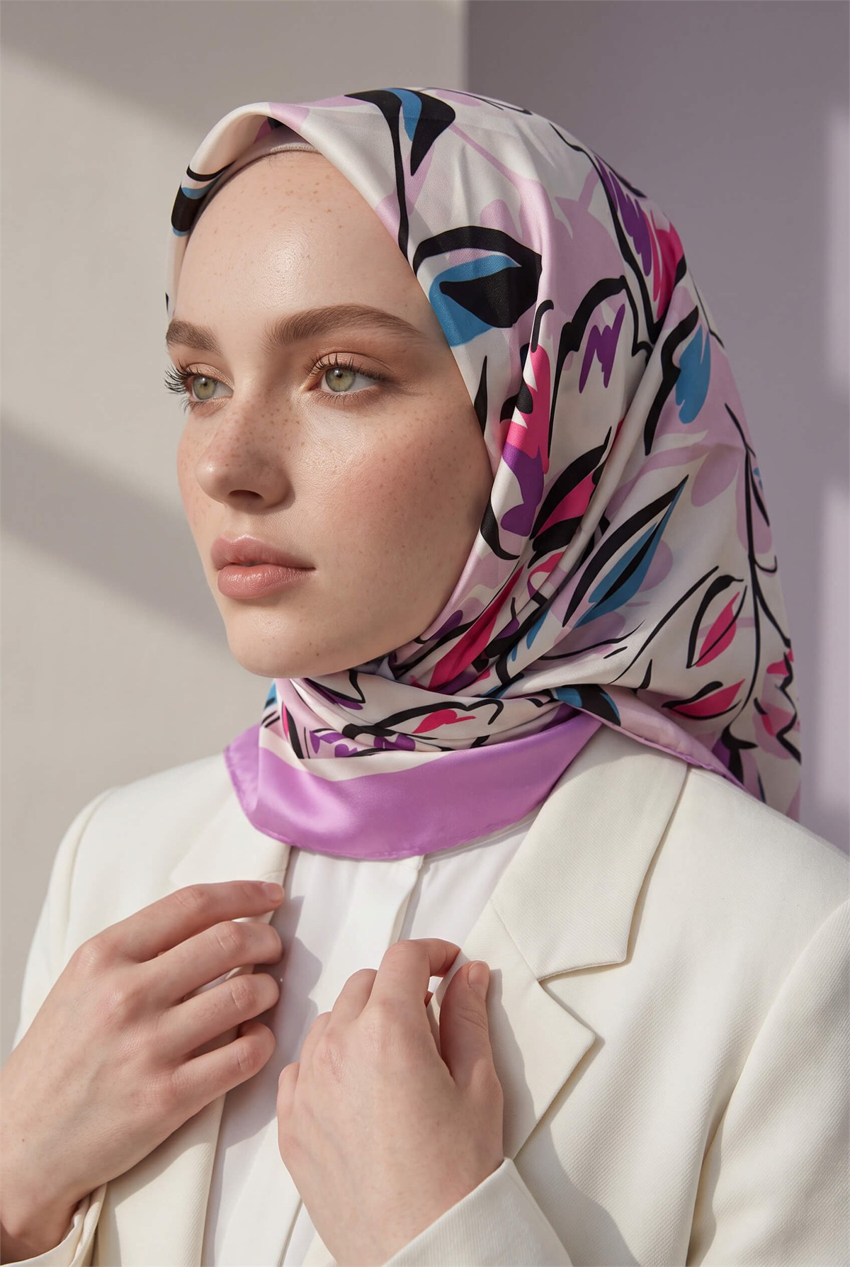 Rayon Bordürlü Çiçek Desenli Lila Renkli 90x90 Dikim Şekli : El Dikişi Eşarp (İpek İçermez)