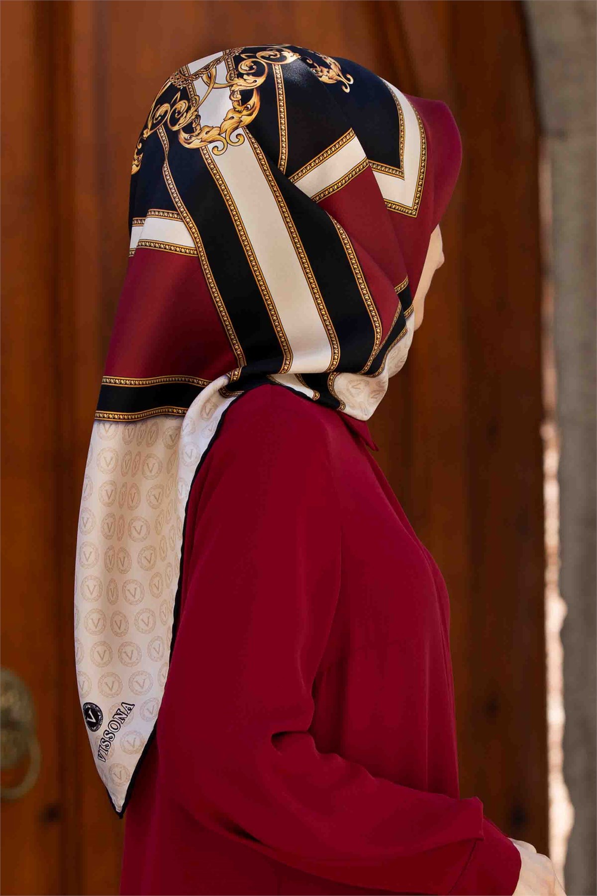 %100 Twill İpek Monogram ve Barok Desenli Bordo - Krem Renkli 90x90 Eşarp Dikim Şekli : El Dikişi