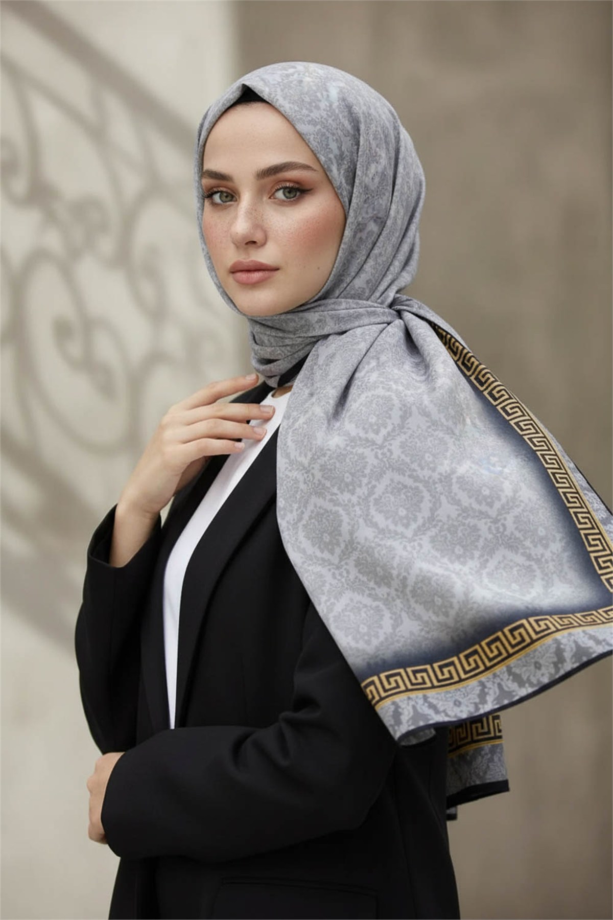 KREP GOLD DETAYLI BAROK DESENLİ GÜMÜŞ RENKLİ 75X195 KIRIŞMAZ ŞAL