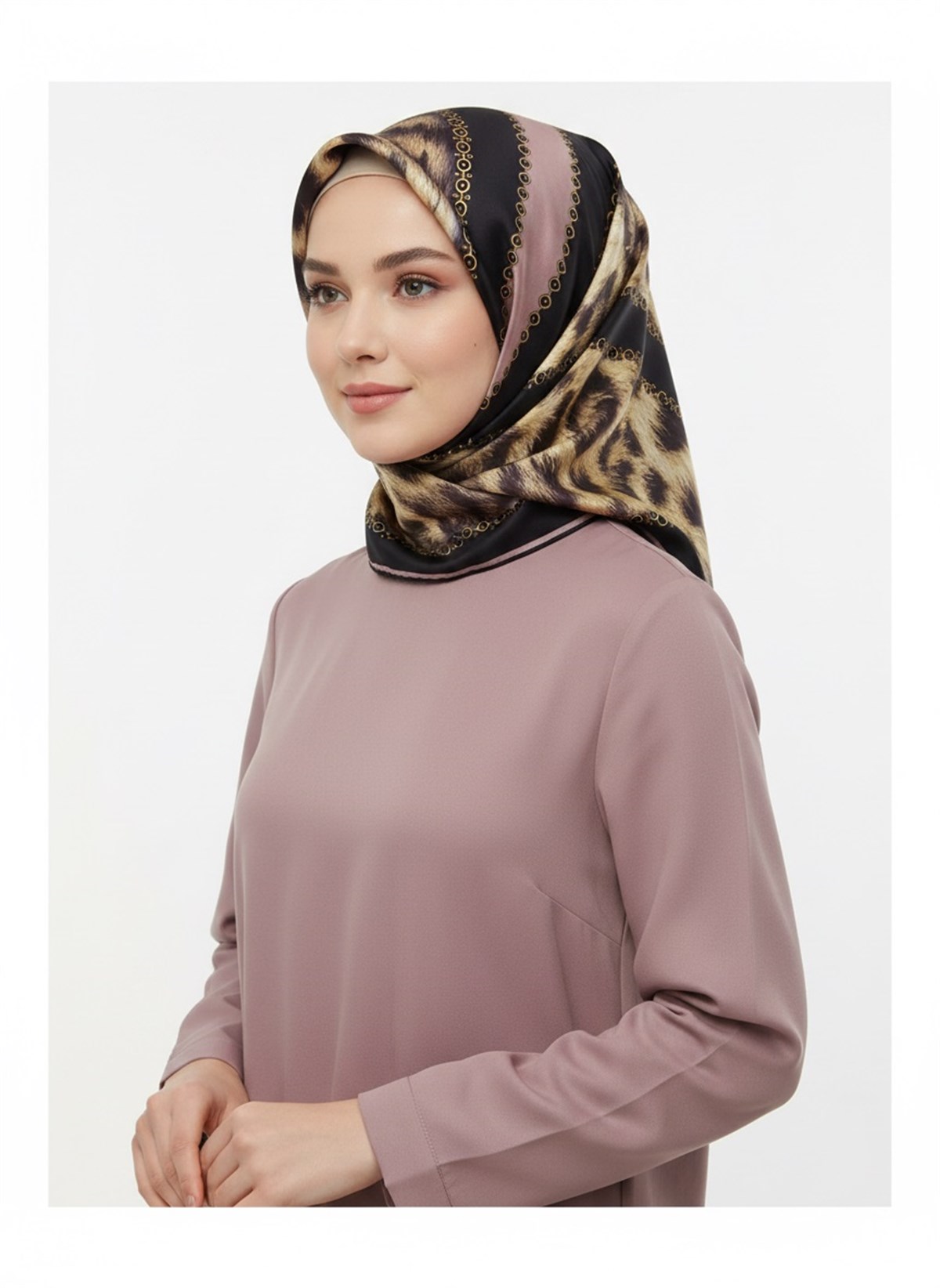 %100 Twill İpek Leopar Desenli Pudra - Siyah Renkli 90x90 Eşarp Dikim Şekli : El Dikişi