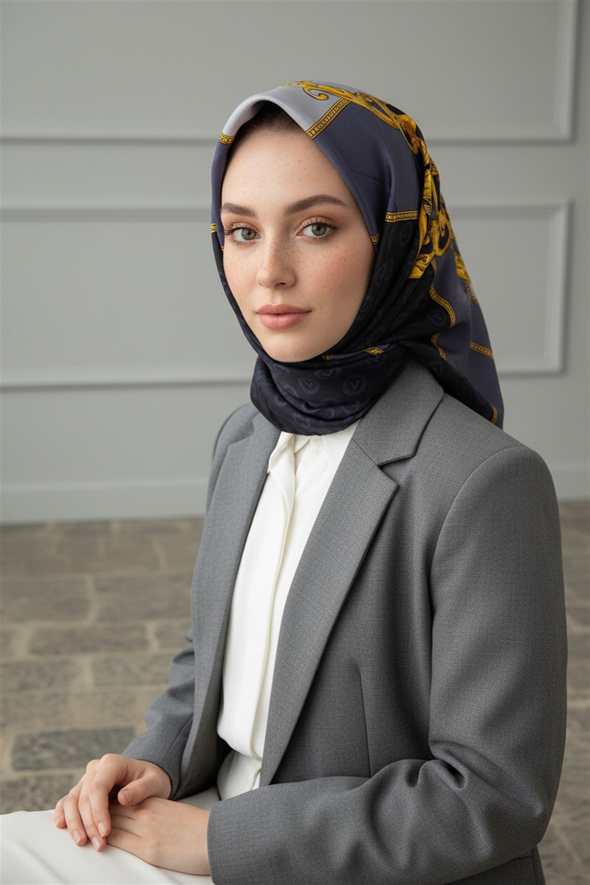 %100 Twill İpek Monogram Ve Barok Desenli Siyah - Gri Renkli 90x90 Eşarp Dikim Şekli : El Dikişi