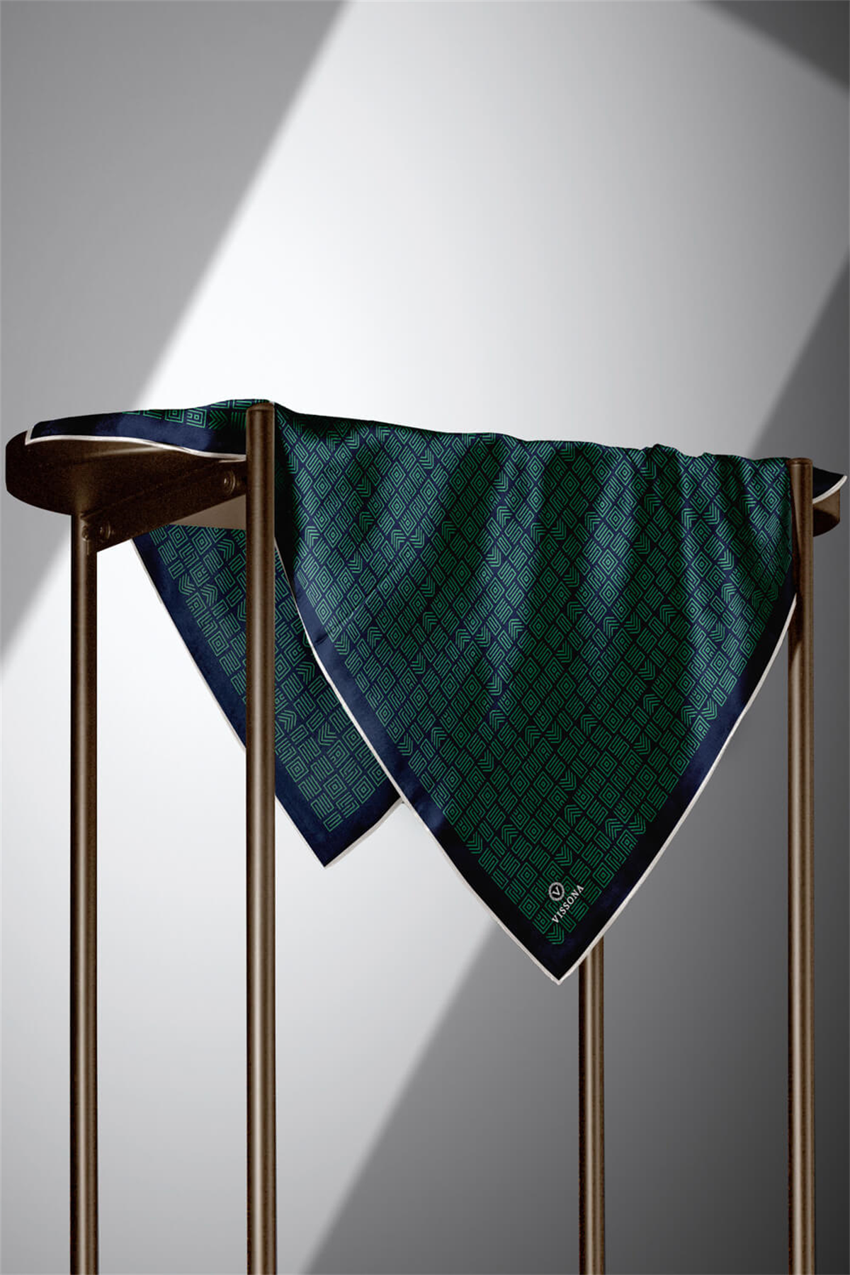 %57 İPEK %43 VİSKON Twill İpek Etnik Motif Desenli Zümrüt Yeşili - Lacivert Renkli 90x90 Eşarp Dikim Şekli : El Dikişi