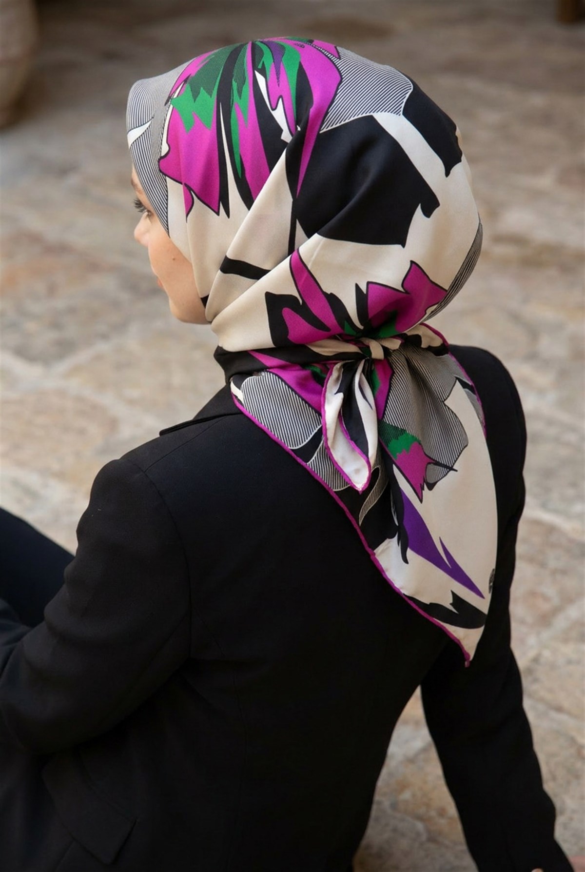 %100 Twill İpek Çiçek Desenli Krem - Fuşya Renkli 90x90 Eşarp Dikim Şekli : El Dikişi