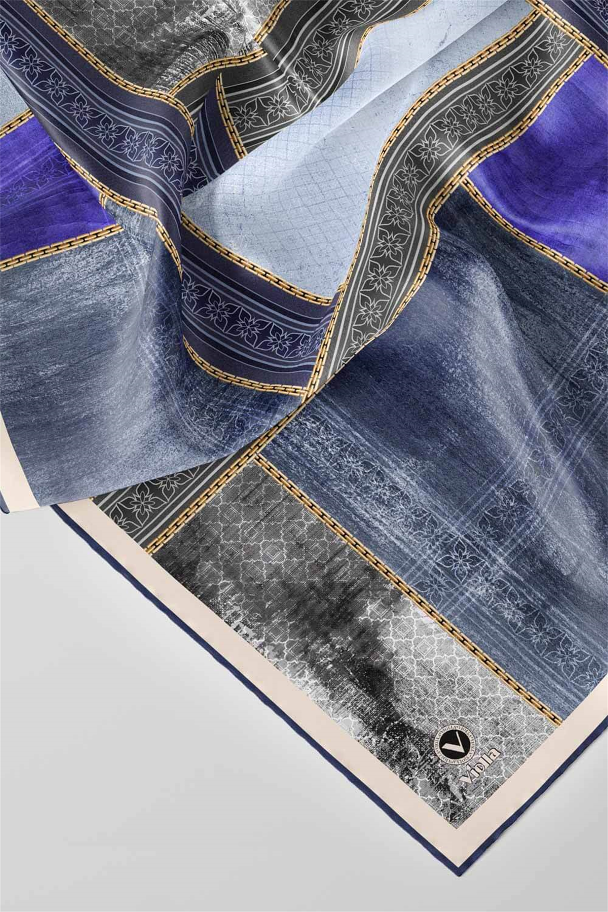 Twill Dokulu Ve Geometrik Desenli Saks Renkli 90x90 Eşarp (İpek İçermez) Dikim Şekli : El Dikişi