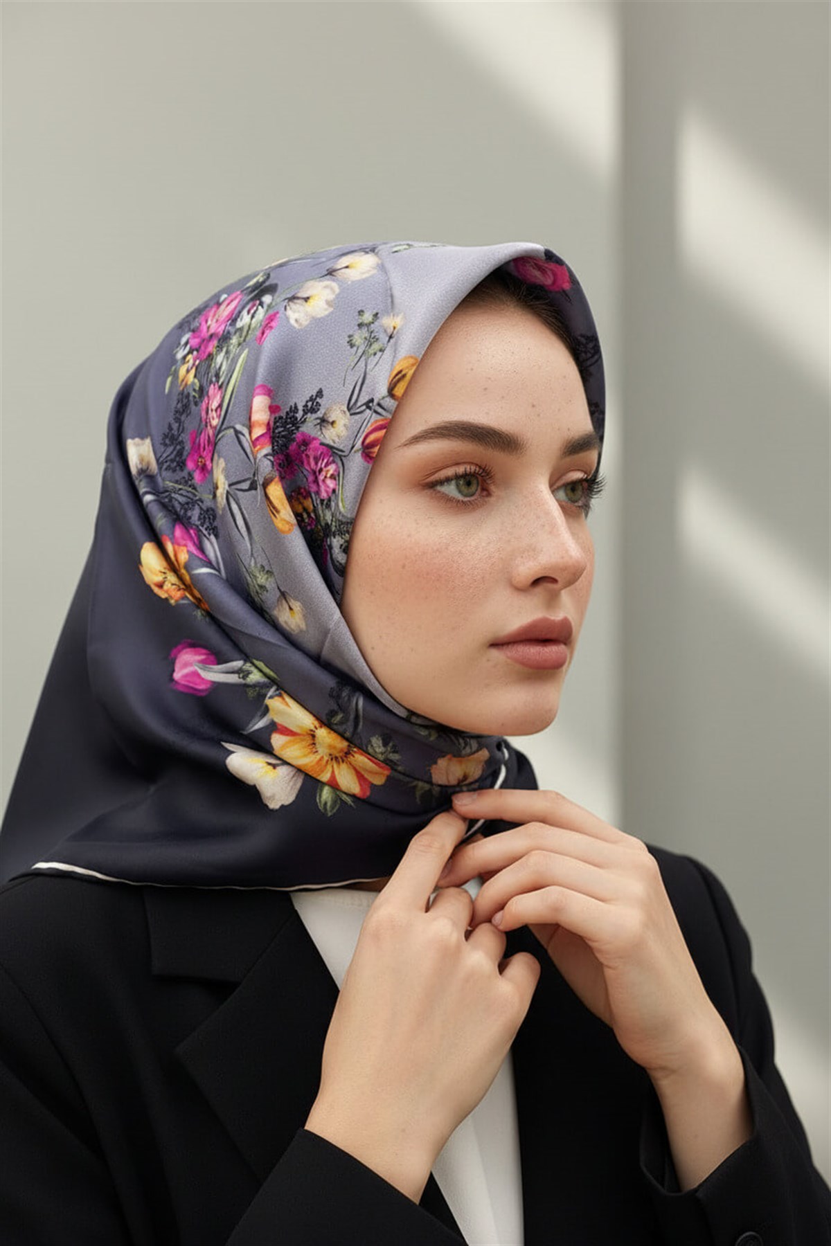 %100 Twill İpek Sonsuz Çiçek Desenli Siyah Renkli 90x90 Eşarp Dikim Şekli : El Dikişi