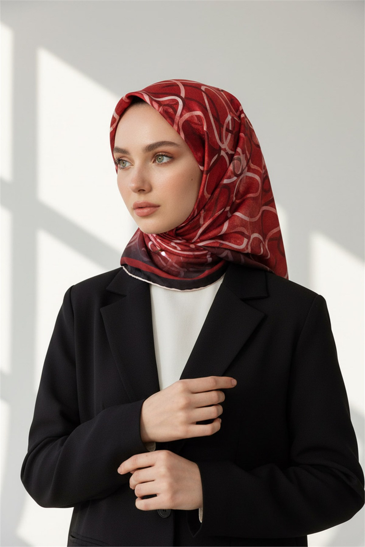 Kristal Geometrik Desenli Kırmızı Renkli 90x90 Eşarp (İpek İçermez) Kenar Dikiş Şekli El Dikişli