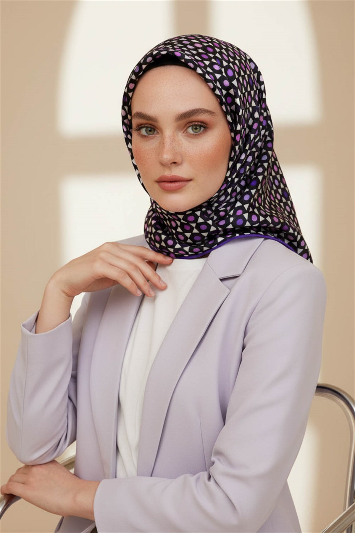 %100 Twill İpek Nokta Desenli Siyah - Mor Renkli 90x90 Eşarp Dikim Şekli : El Dikişi