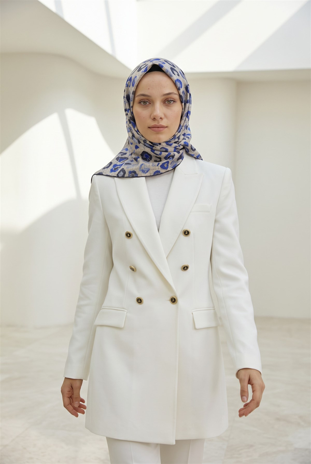 %100 Twill İpek Renkli Leopari Desenli Saks - Gri Renkli 90x90 Eşarp Kenar Dikiş Şekli El Dikişli