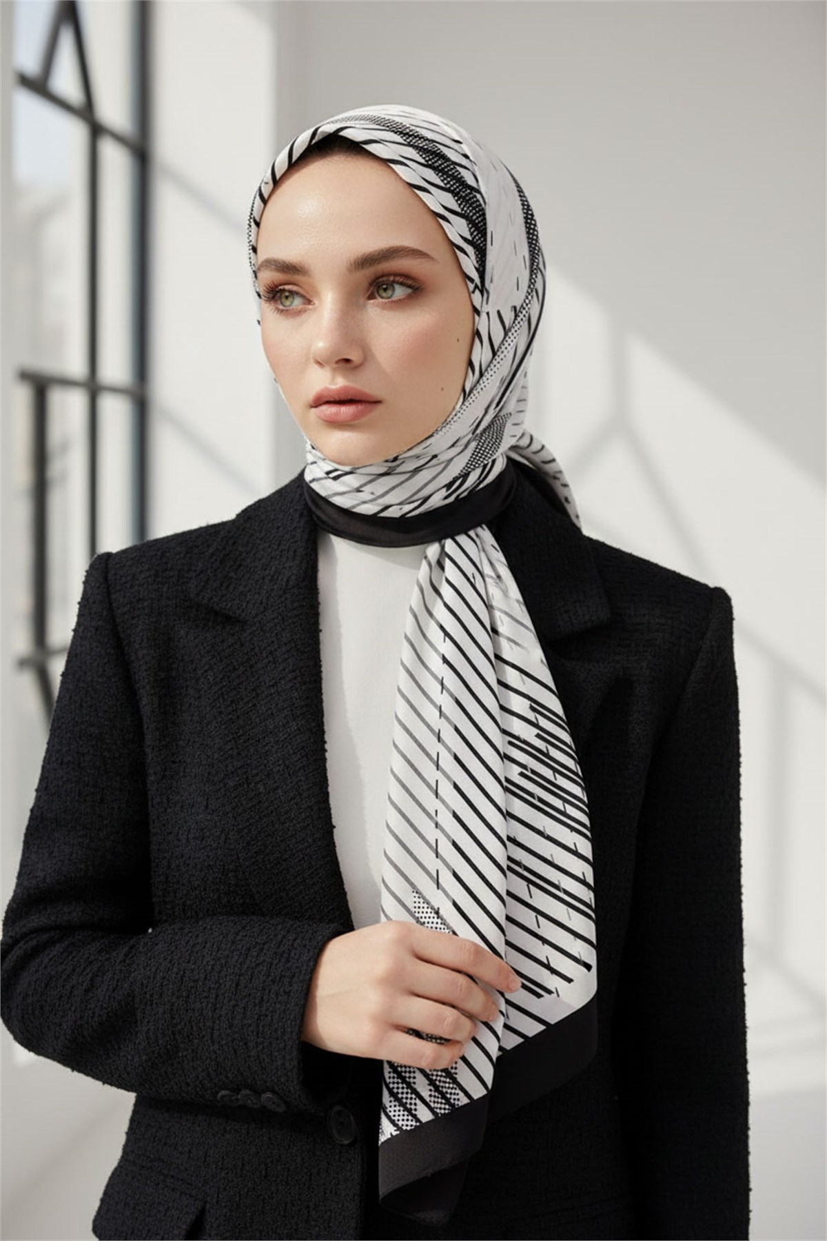 KREP ÇİZGİLİ DESENLİ KREM - SİYAH RENKLİ 75X195 KIRIŞMAZ ŞAL