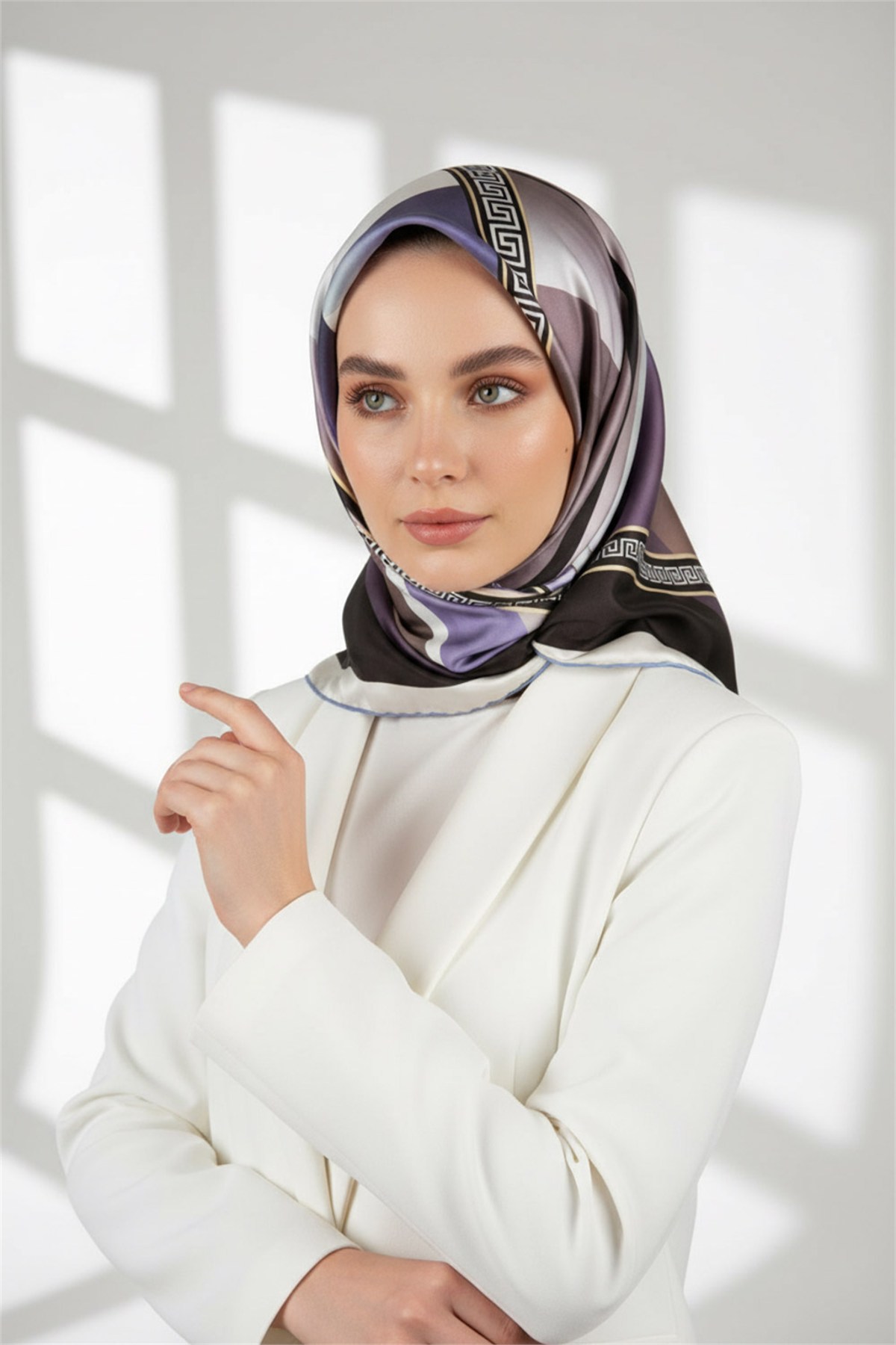 Kristal Geometrik Desenli Bej - İndigo Renkli 90x90 Dikim Şekli : El Dikişi Eşarp (İpek İçermez)