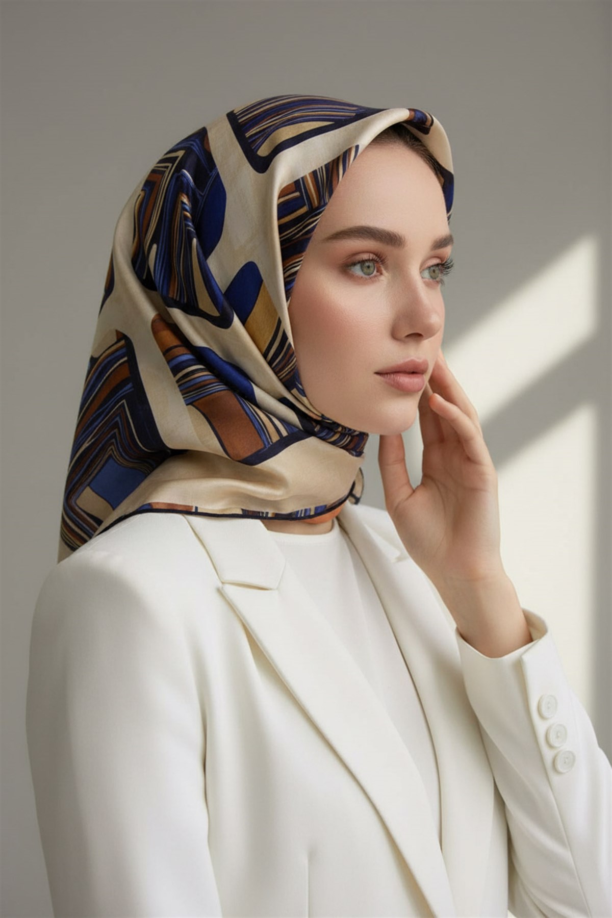 %100 Twill İpek Geometrik Kare Desenli Bej - Lacivert Renkli 90x90 Eşarp Dikim Şekli : El Dikişi
