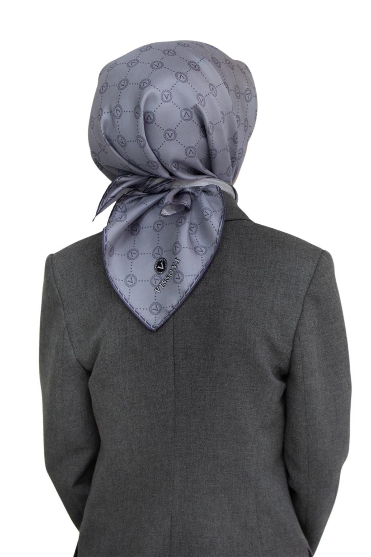 %100 Twill İpek Monogram Desenli Gri Renkli 90x90 Eşarp Dikim Şekli : El Dikişi
