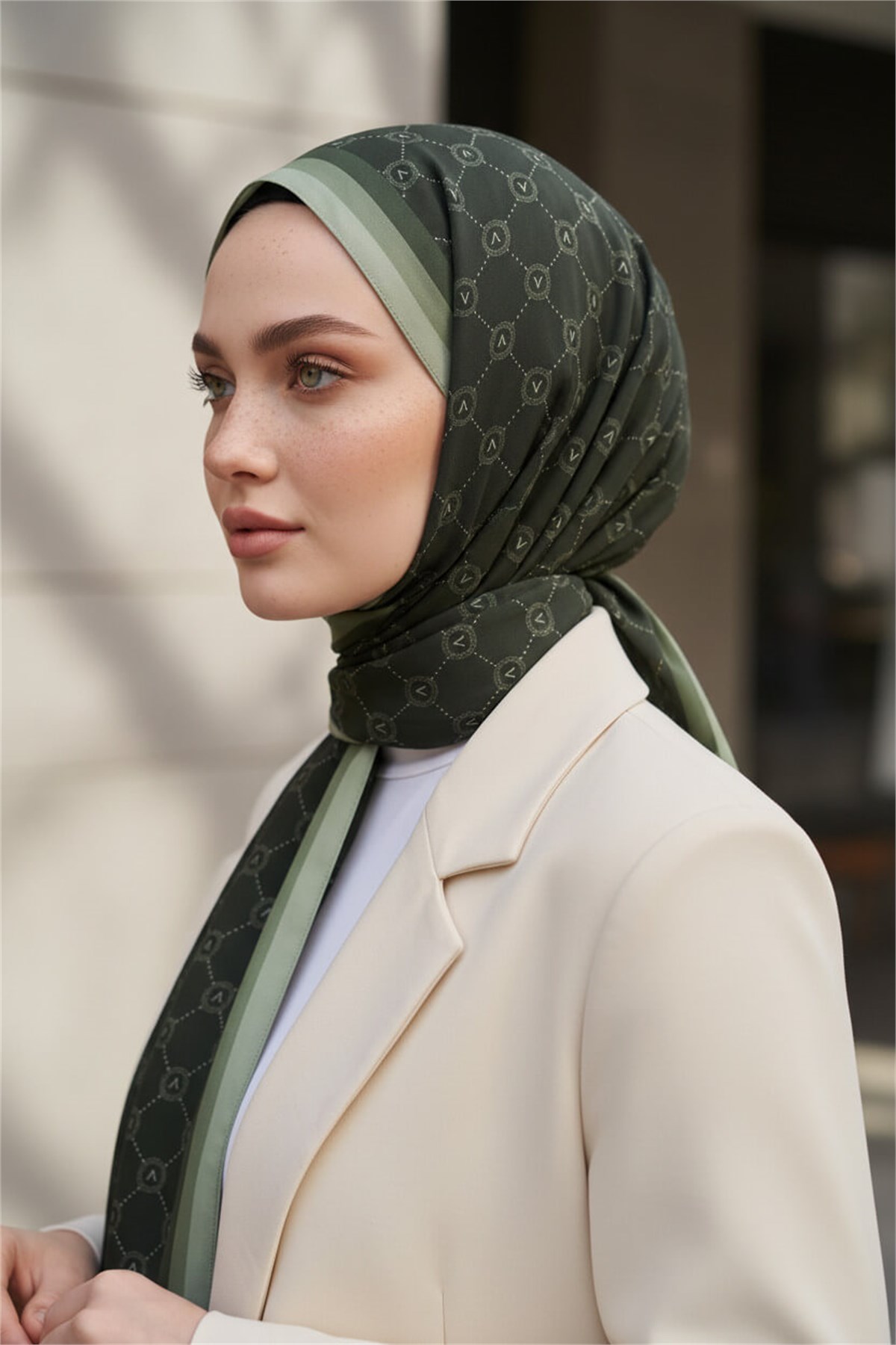 KREP MONOGRAM DESENLİ HAKİ RENKLİ 75X195 KIRIŞMAZ ŞAL