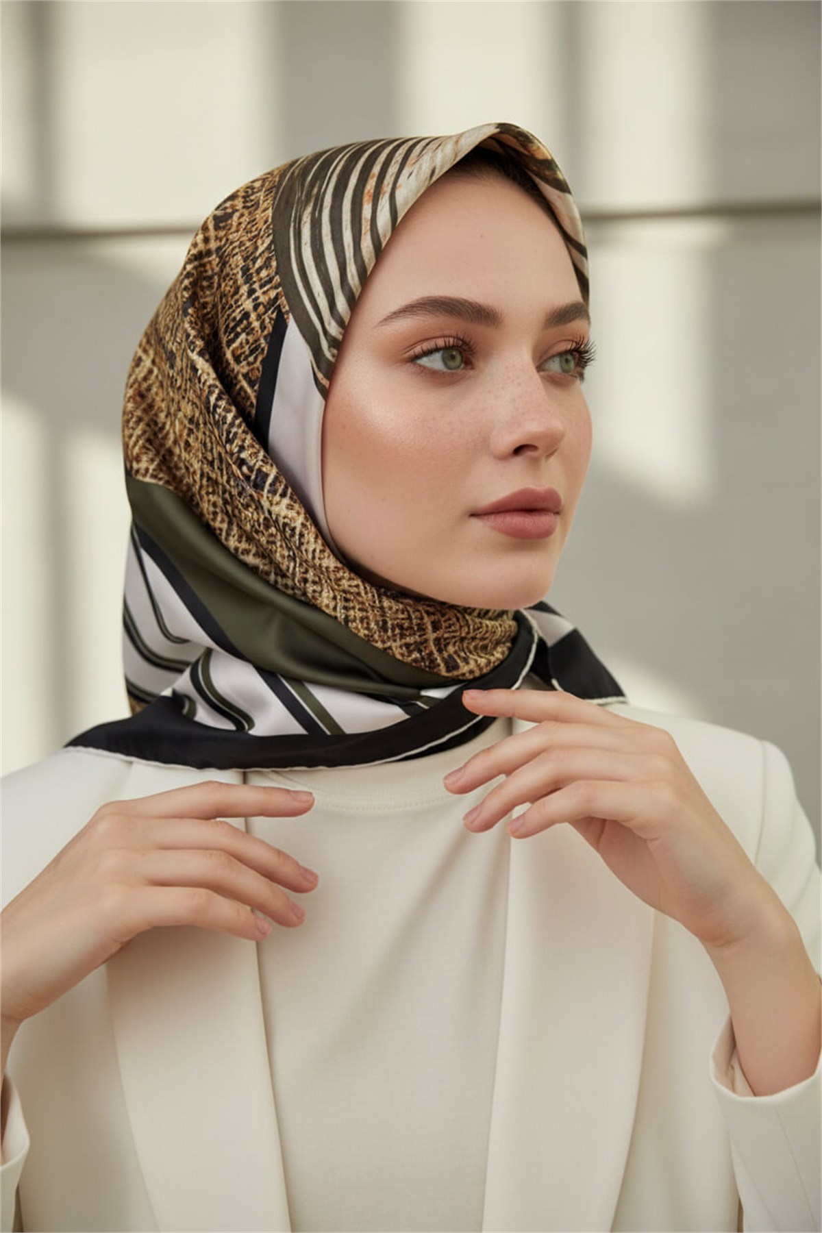 Twill Dalgalı Geometrik Desenli Haki Renkli 90x90 Eşarp (İpek İçermez) Kenar Dikiş Şekli El Dikişli