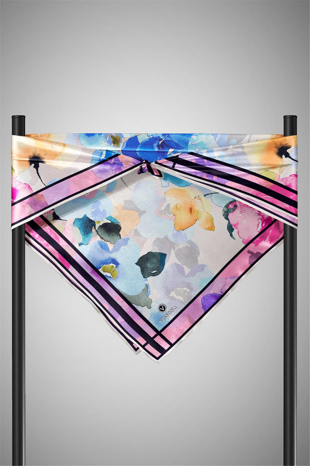 % 57 İPEK % 43 VİSKON Twill İpek Sulu Boyalı Çiçek Desenli Pembe - Bebe Mavisi Renkli 90x90 Eşarp Dikim Şekli : El Dikişi