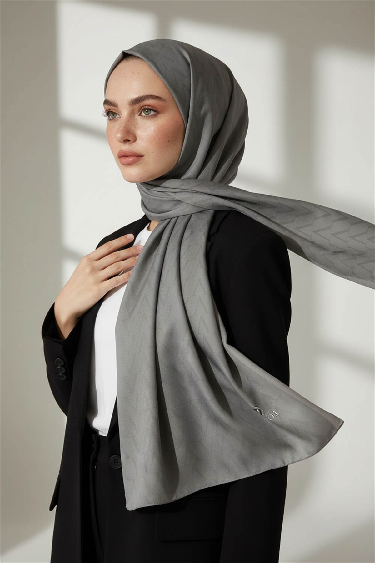 KREP DEGRADELİ MONOGRAM DESENLİ GÜMÜŞ RENKLİ 75X195 KIRIŞMAZ ŞAL