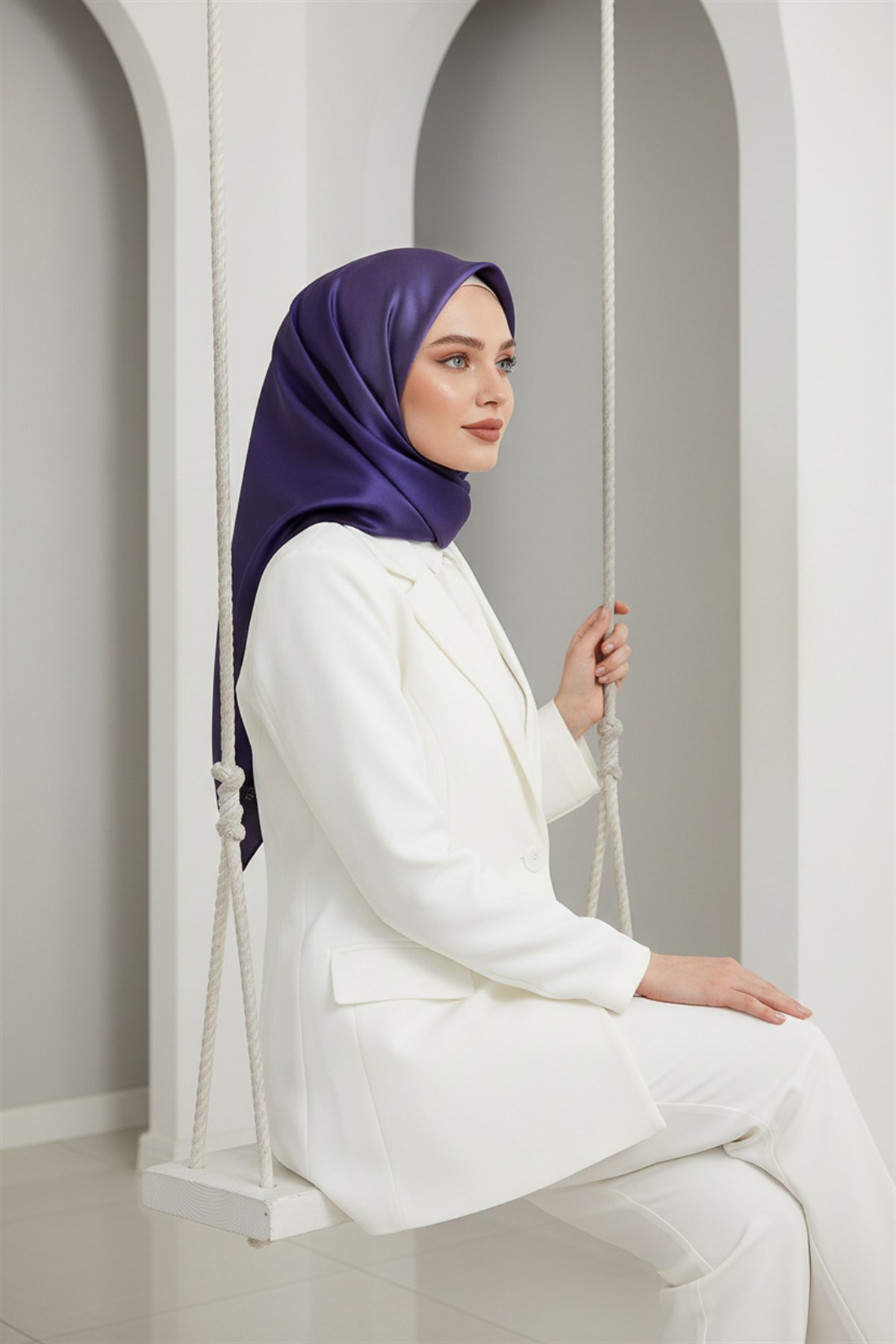 % 57 İPEK % 43 VİSKON Twill İpek Degrade Desenli Mor Renkli 90x90 Eşarp Dikim Şekli : El Dikişi