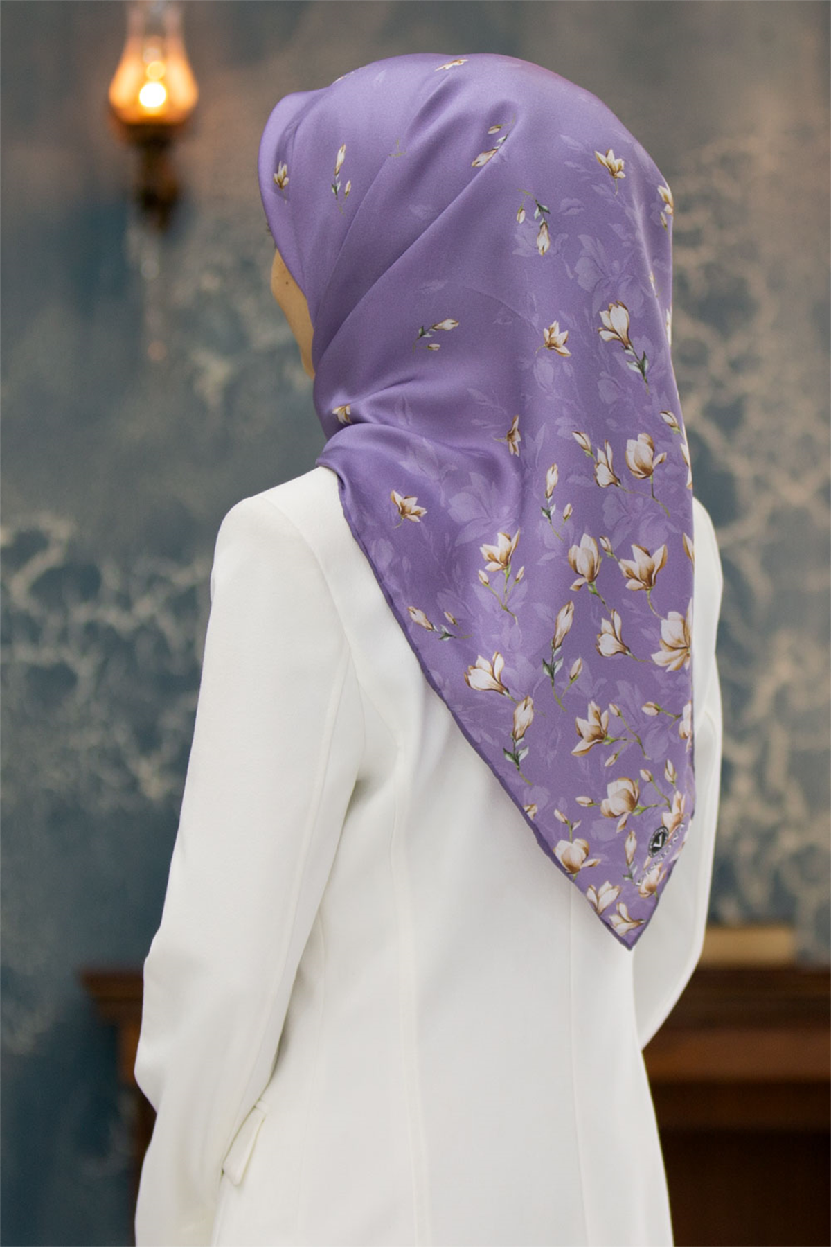 % 57 İPEK % 43 VİSKON Twill İpek Çiçek Desenli Lila Renkli 90x90 Eşarp Dikim Şekli : El Dikişi