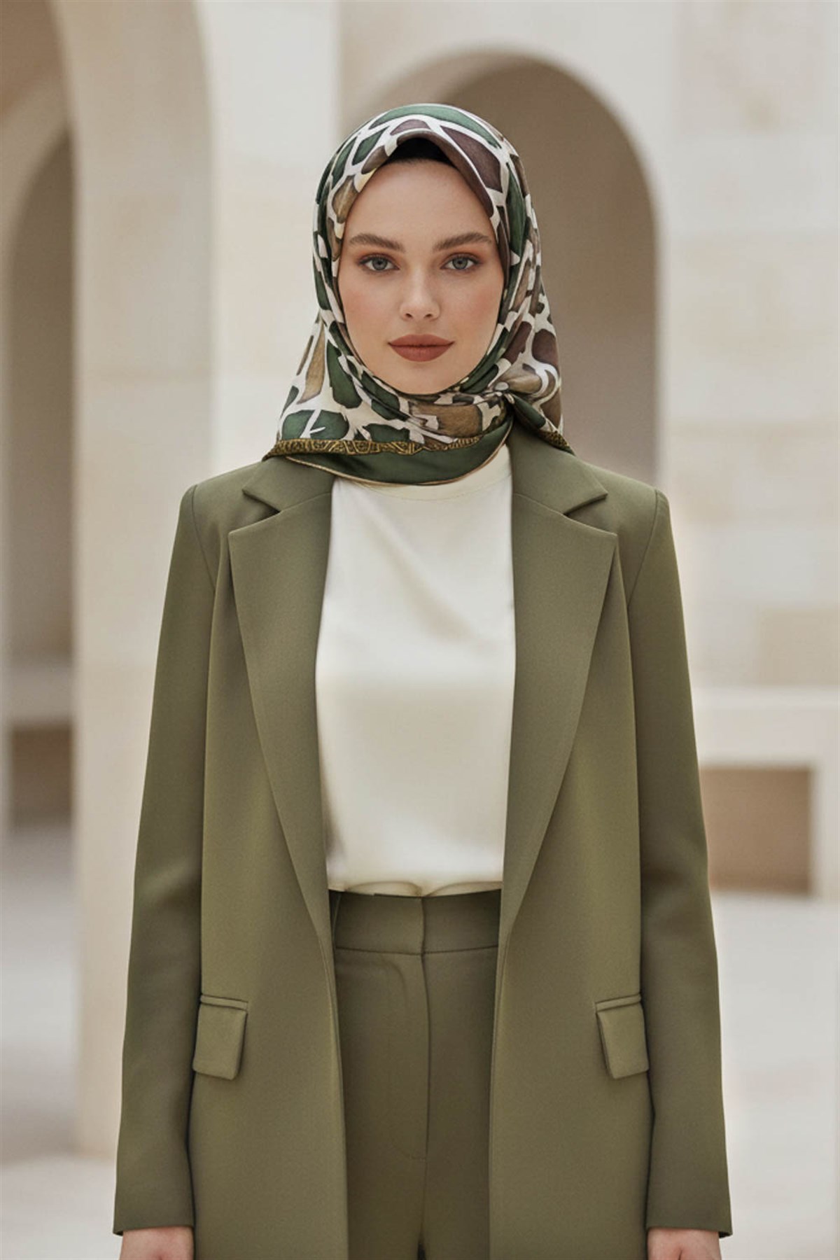 %100 Twill İpek Zürafa Desenli Haki - Bej Renkli 90x90 Eşarp Dikim Şekli : El Dikişi