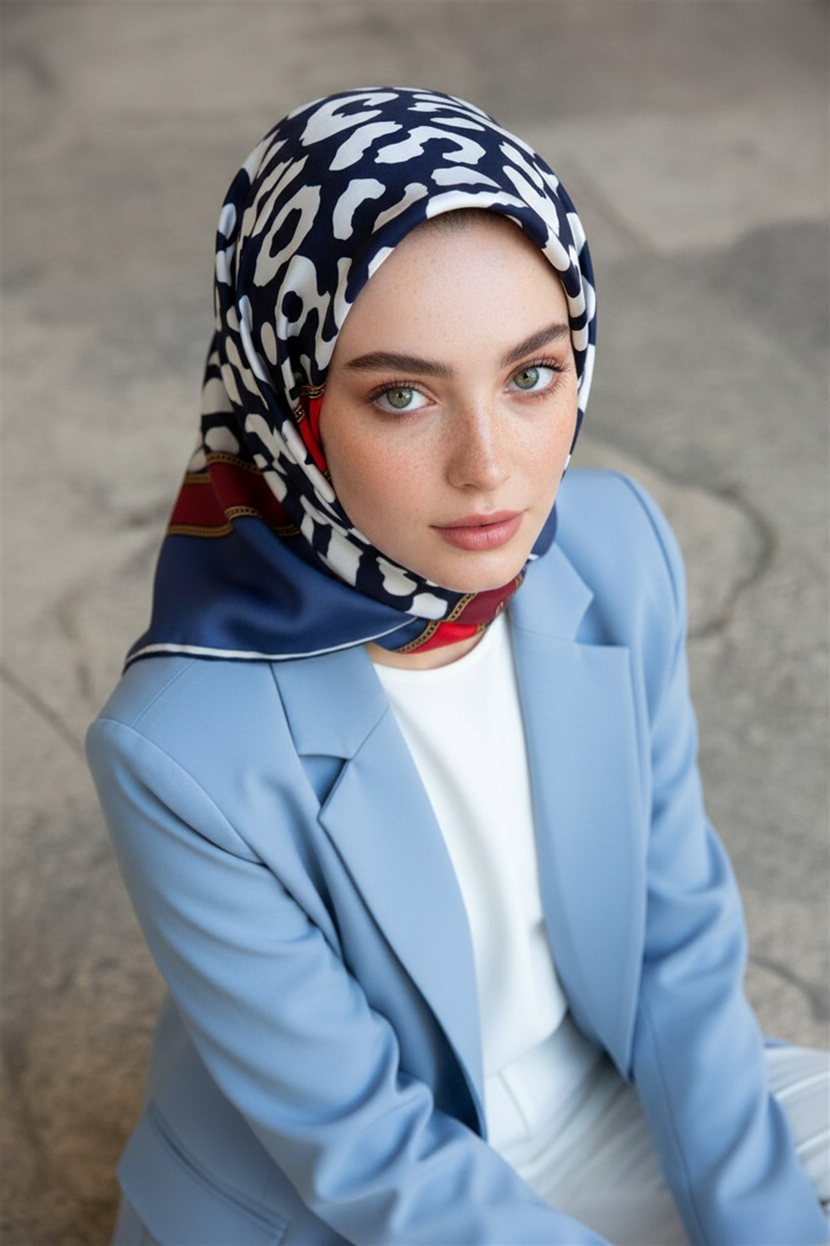 %100 Twill İpek Leopar Desenli İndigo - Kırmızı Renkli 90x90 Eşarp Dikim Şekli : El Dikişi