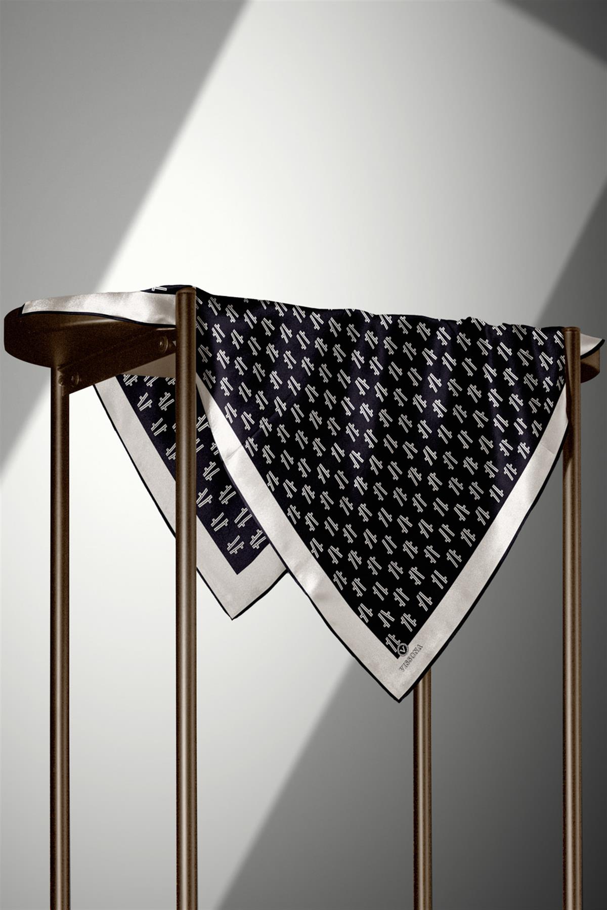 % 57 İPEK % 43 VİSKON Twill İpek Geometrik Desenli Siyah - Krem Renkli 90x90 Eşarp Dikim Şekli : El Dikişi