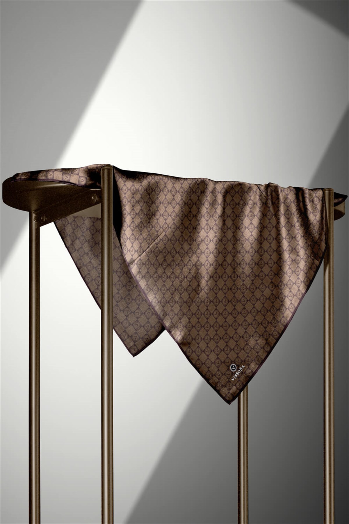 %100 Twill İpek Monogram Desenli Sütlü Kahve Renkli 90x90 Eşarp Dikim Şekli : El Dikişi