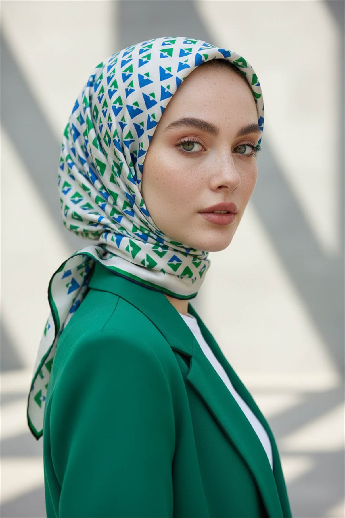 %100 Twill İpek Eşarp 90x90 Benetton Yeşili Saks Geometrik Desenli El Dikişli Kadın Eşarp