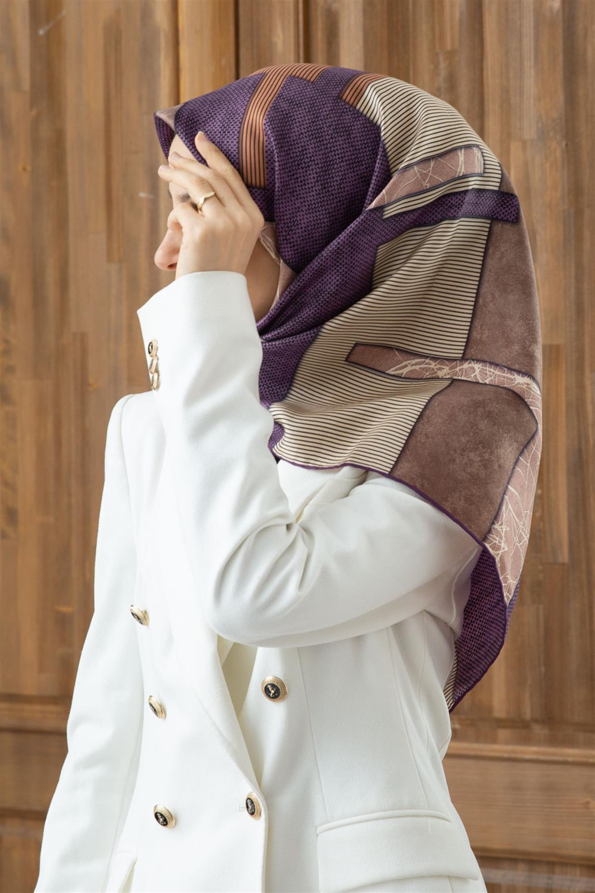 %100 Twill İpek Geometrik Desenli Mürdüm Renkli 90x90 Eşarp Dikim Şekli : El Dikişi